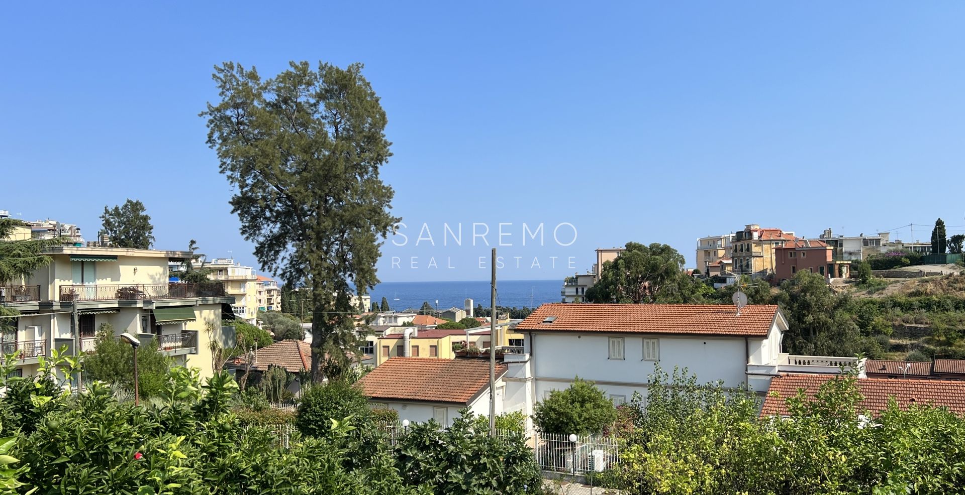 Дом с открытым видом на зелень, расположенный в тихом и спокойном месте