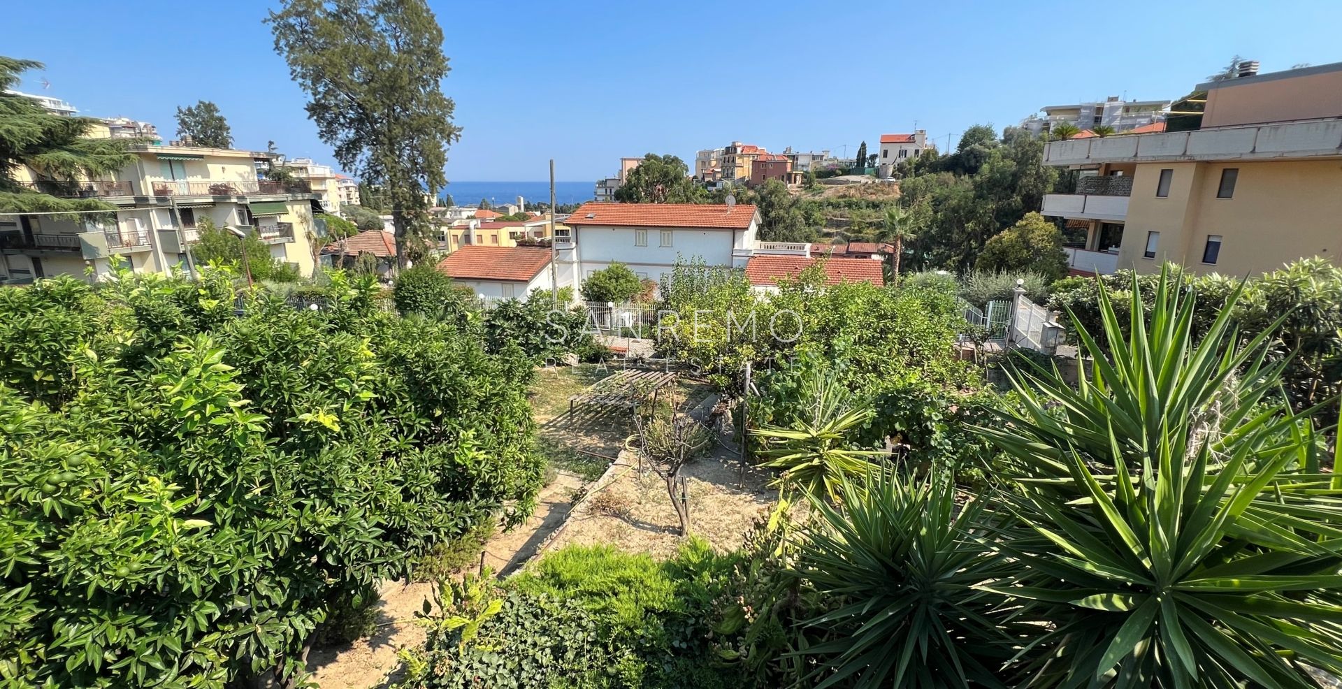 Дом с открытым видом на зелень, расположенный в тихом и спокойном месте