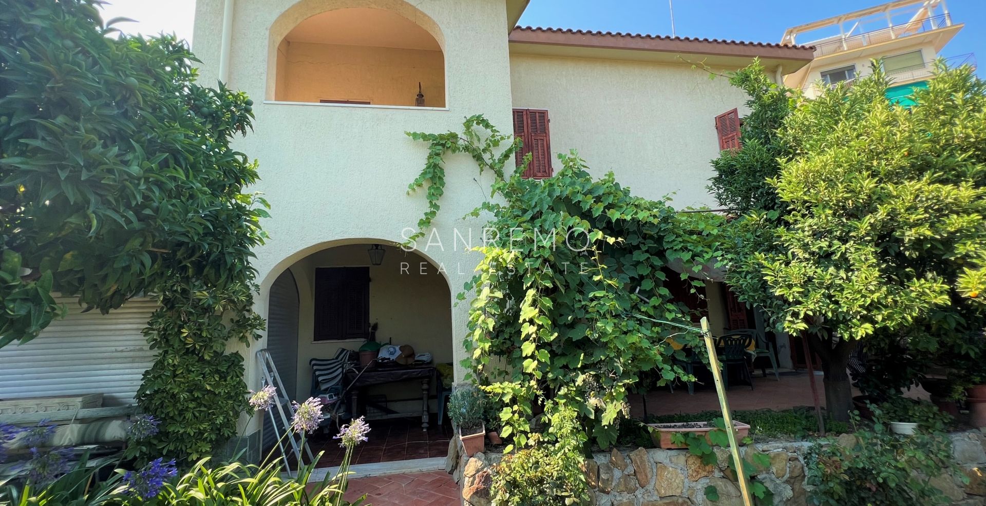 Дом с открытым видом на зелень, расположенный в тихом и спокойном месте