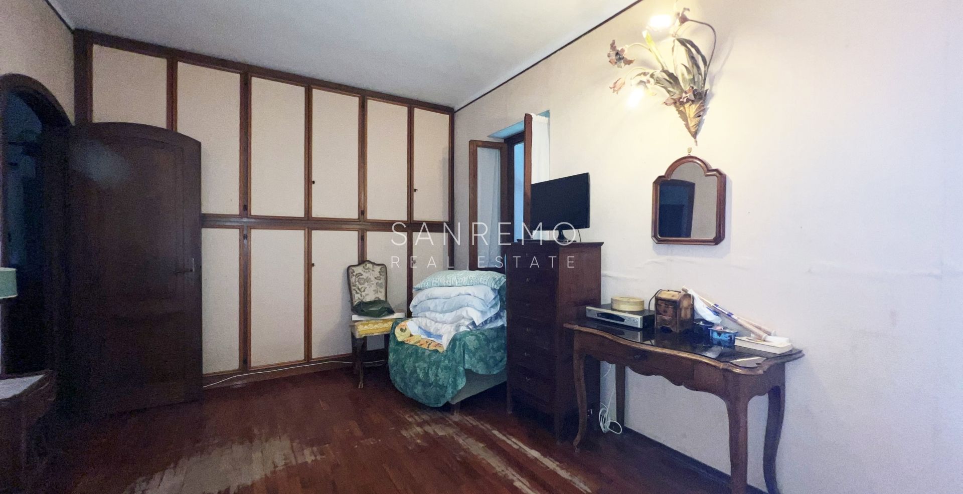 Дом с открытым видом на зелень, расположенный в тихом и спокойном месте