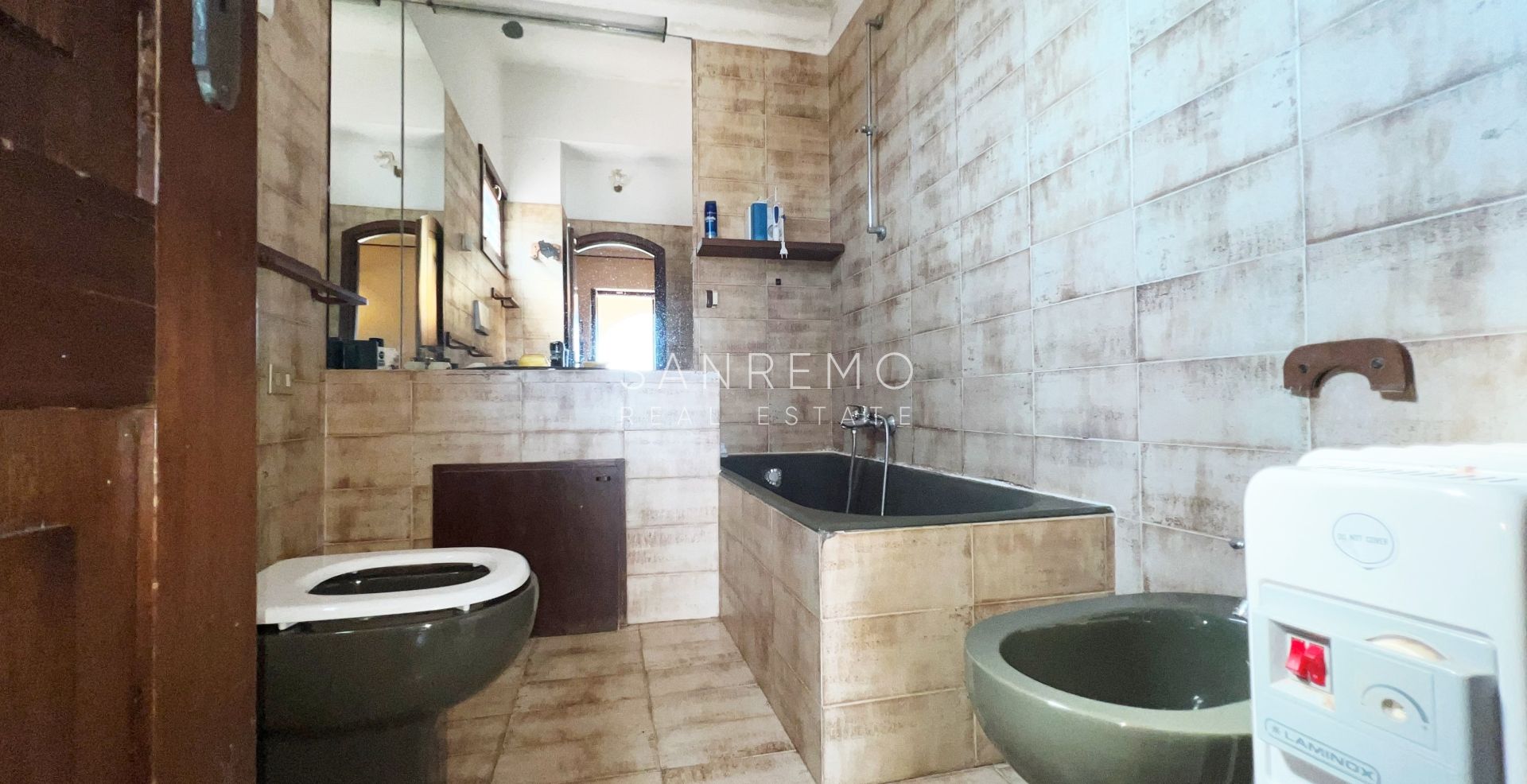 Дом с открытым видом на зелень, расположенный в тихом и спокойном месте