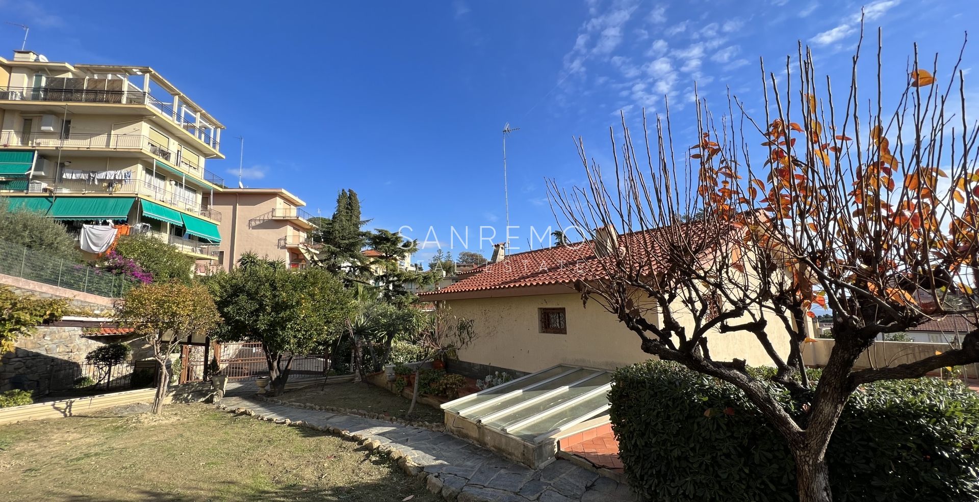 Дом с открытым видом на зелень, расположенный в тихом и спокойном месте