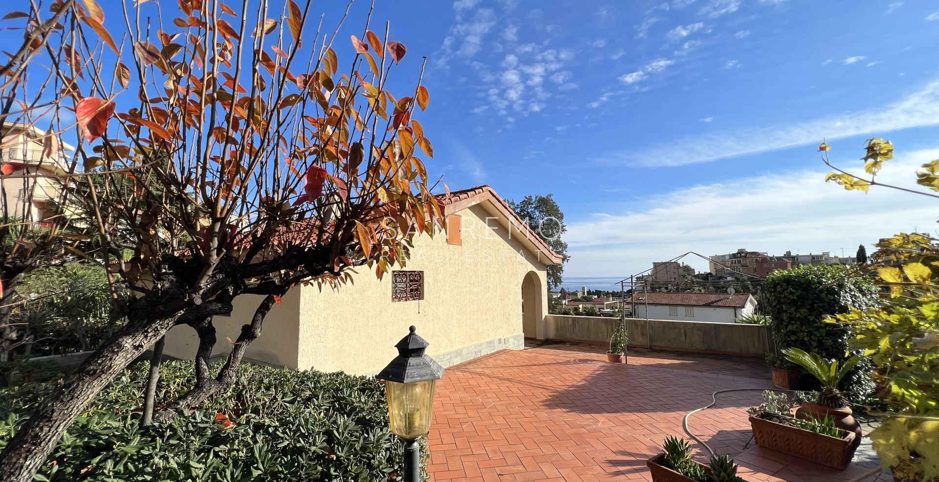 Дом с открытым видом на зелень, расположенный в тихом и спокойном месте