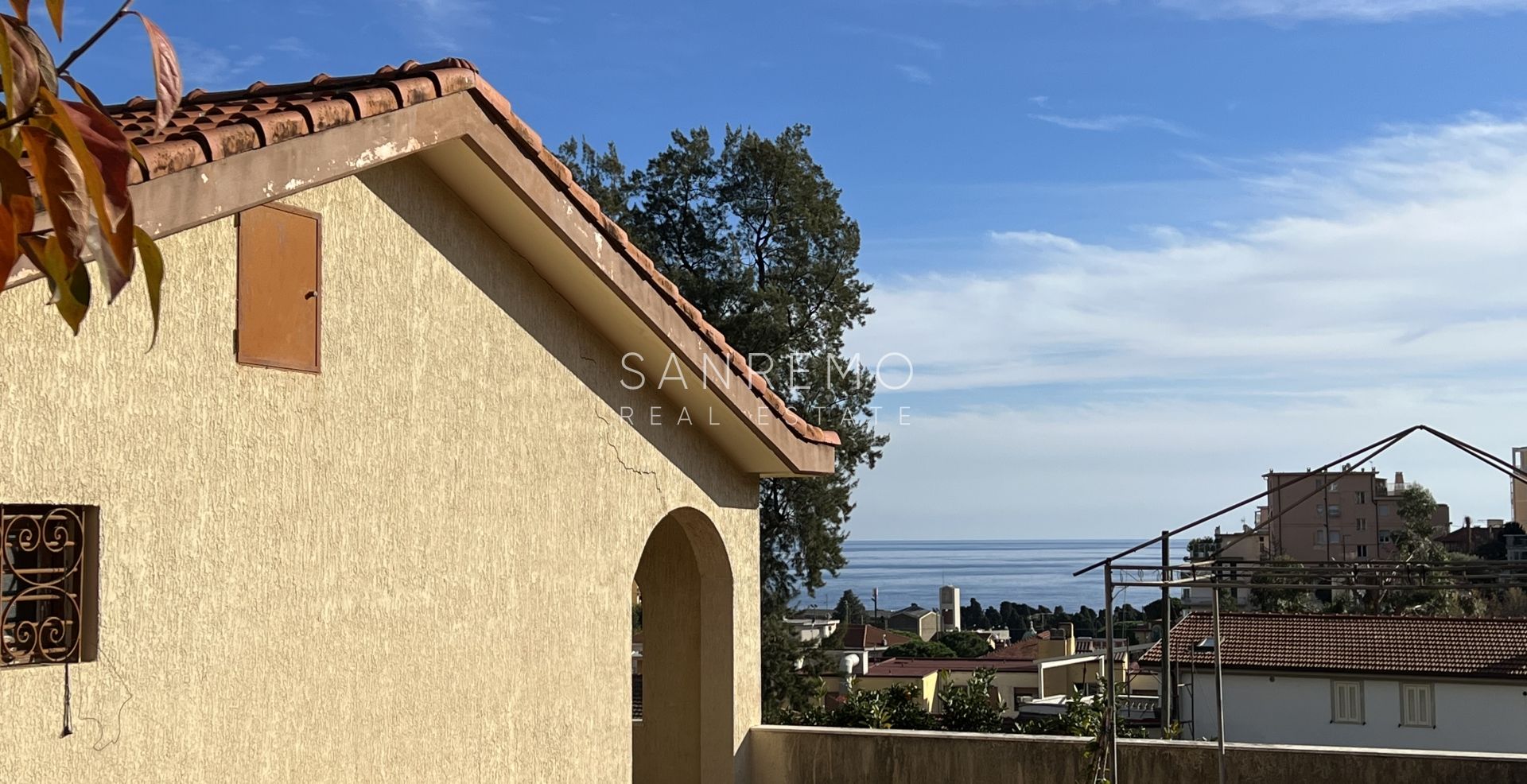 Дом с открытым видом на зелень, расположенный в тихом и спокойном месте