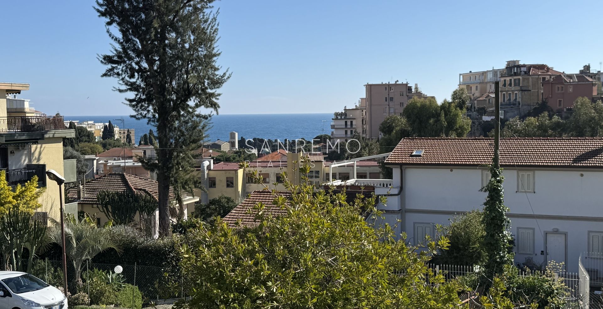 Дом с открытым видом на зелень, расположенный в тихом и спокойном месте