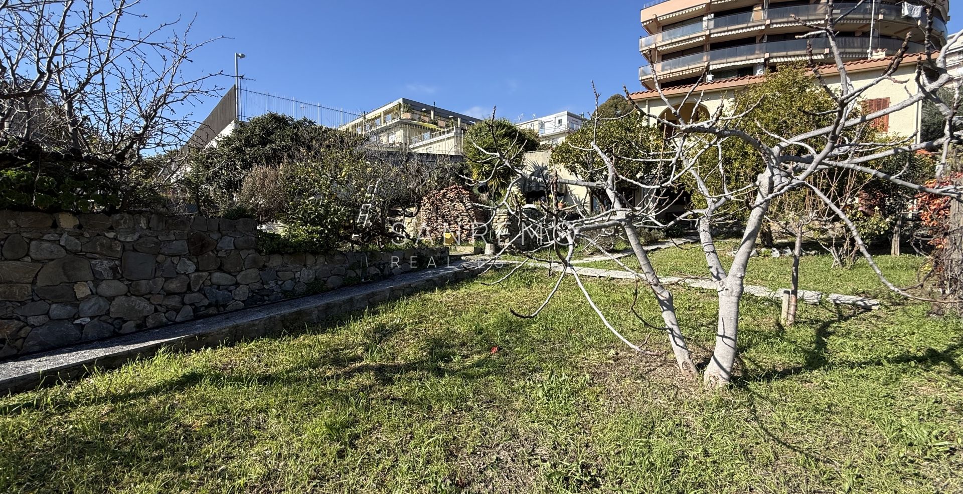 Дом с открытым видом на зелень, расположенный в тихом и спокойном месте