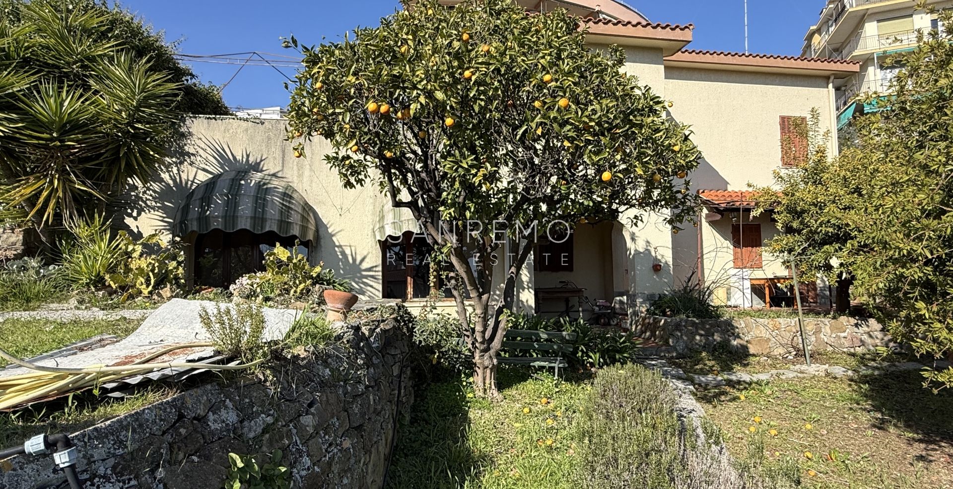 Дом с открытым видом на зелень, расположенный в тихом и спокойном месте