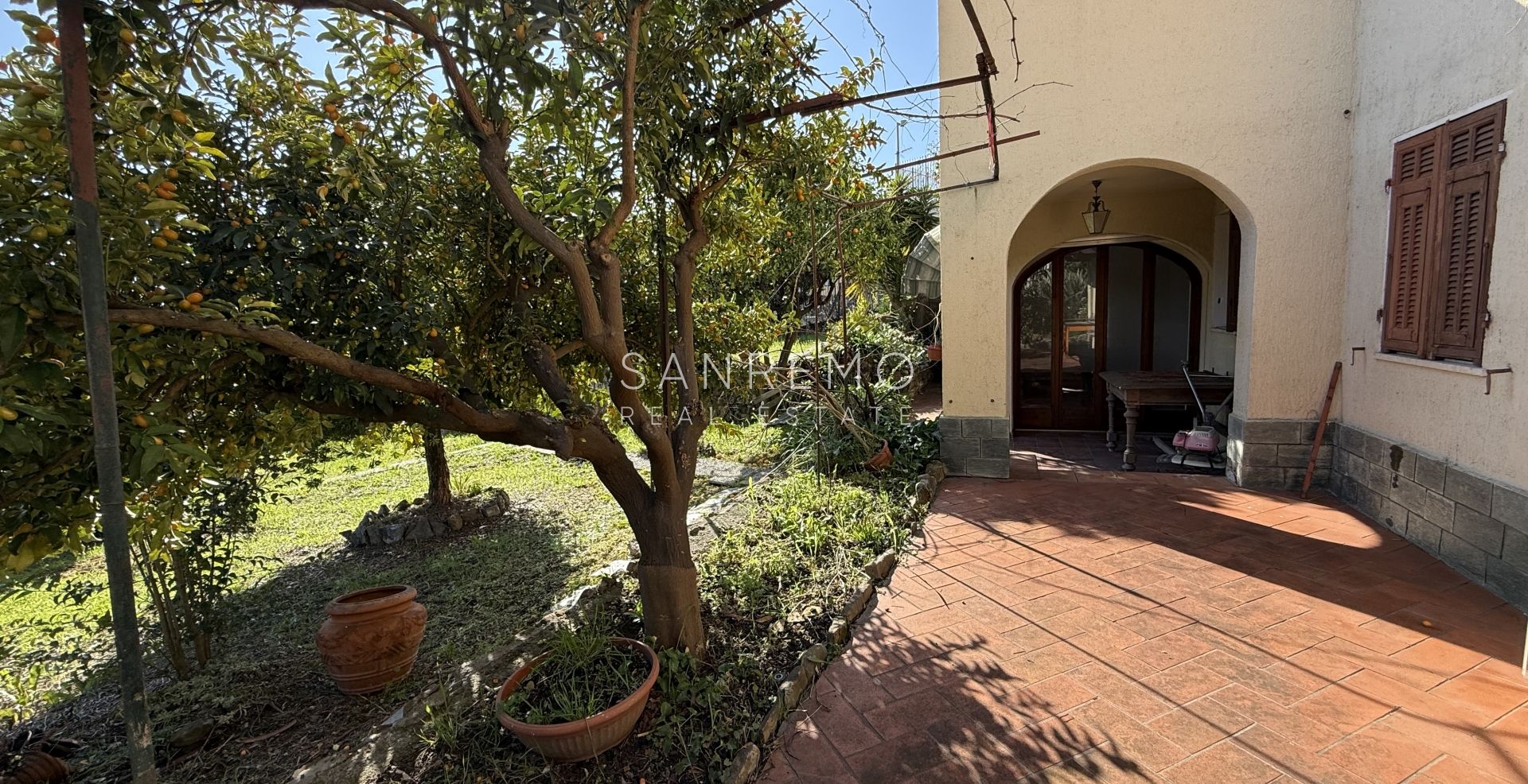 Дом с открытым видом на зелень, расположенный в тихом и спокойном месте