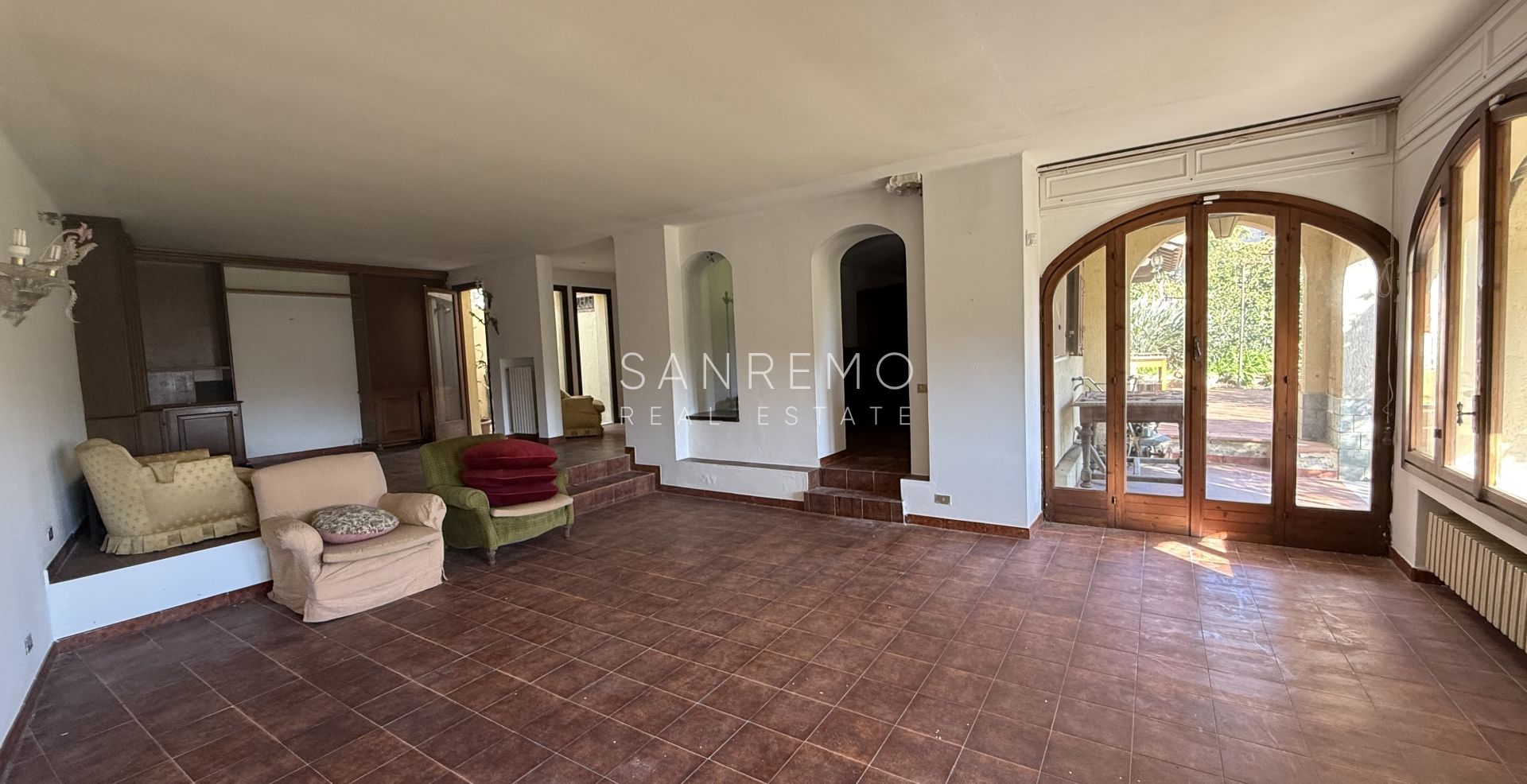 Дом с открытым видом на зелень, расположенный в тихом и спокойном месте