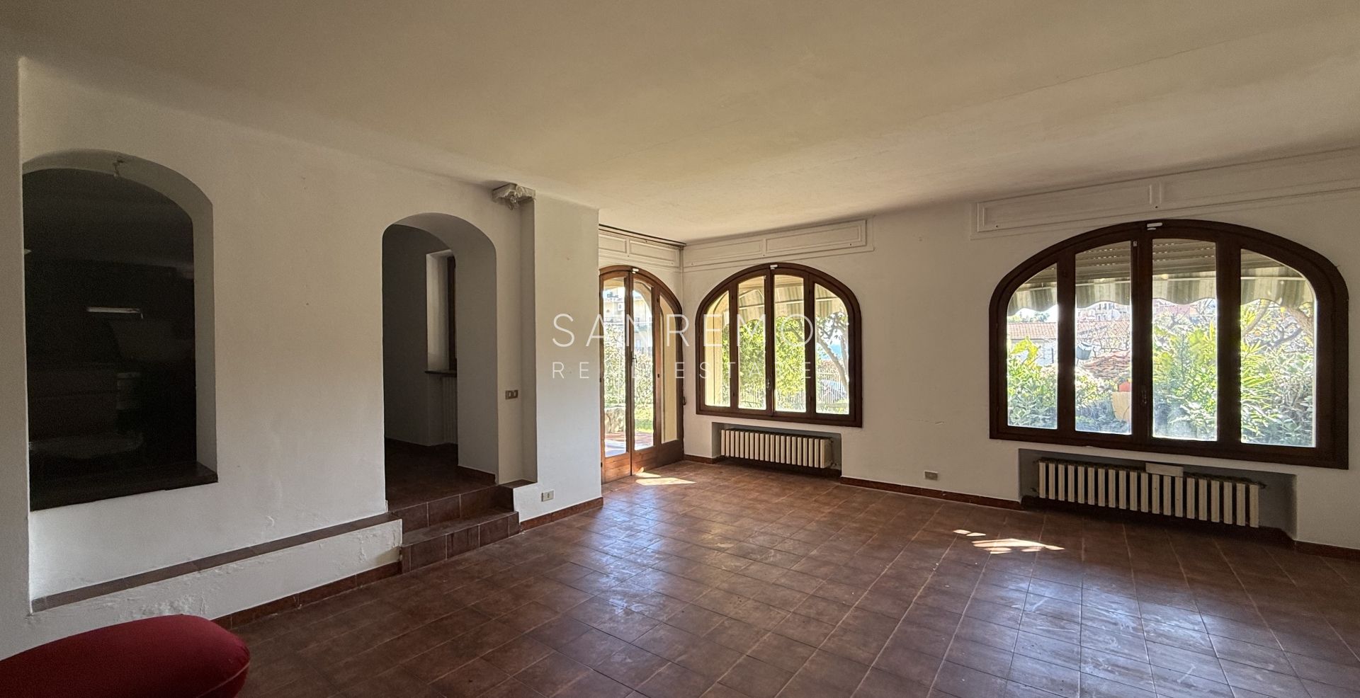 Дом с открытым видом на зелень, расположенный в тихом и спокойном месте