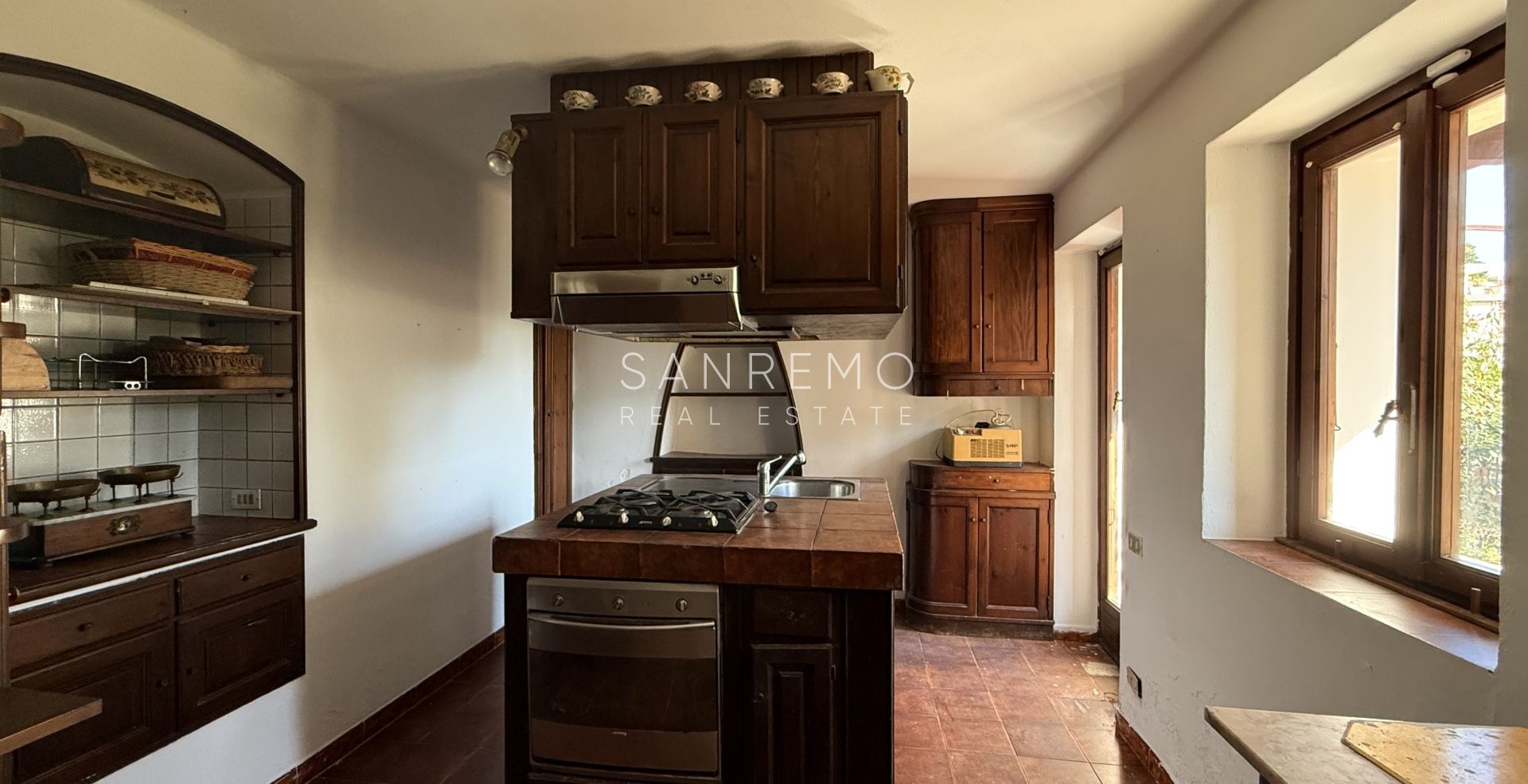 Дом с открытым видом на зелень, расположенный в тихом и спокойном месте