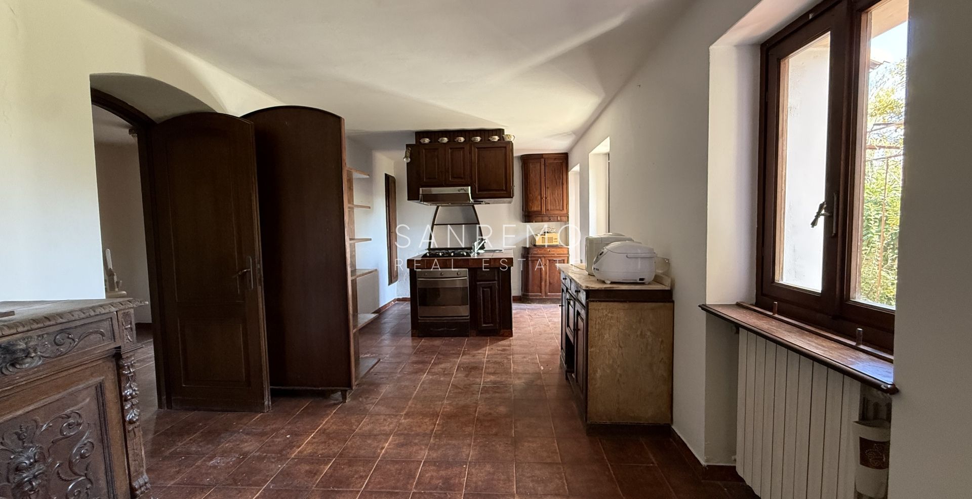 Дом с открытым видом на зелень, расположенный в тихом и спокойном месте