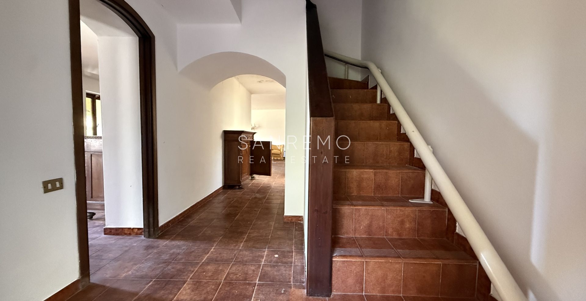 Дом с открытым видом на зелень, расположенный в тихом и спокойном месте