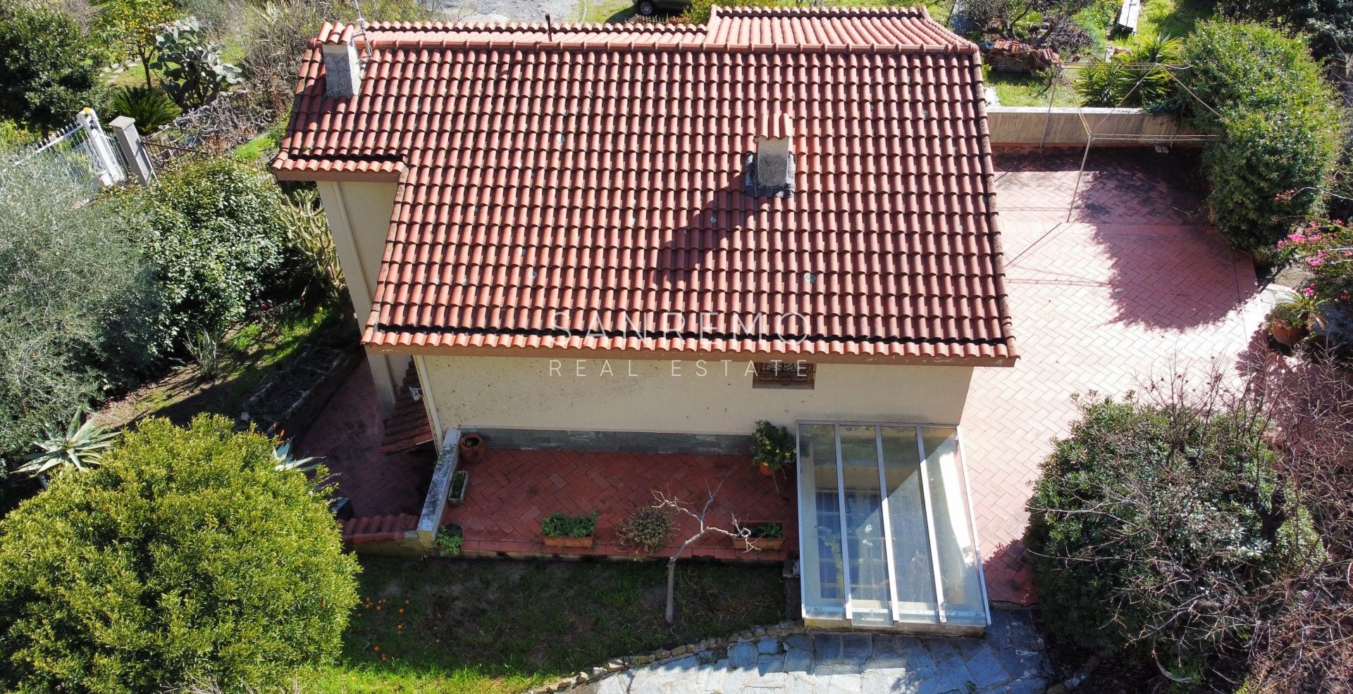 Дом с открытым видом на зелень, расположенный в тихом и спокойном месте