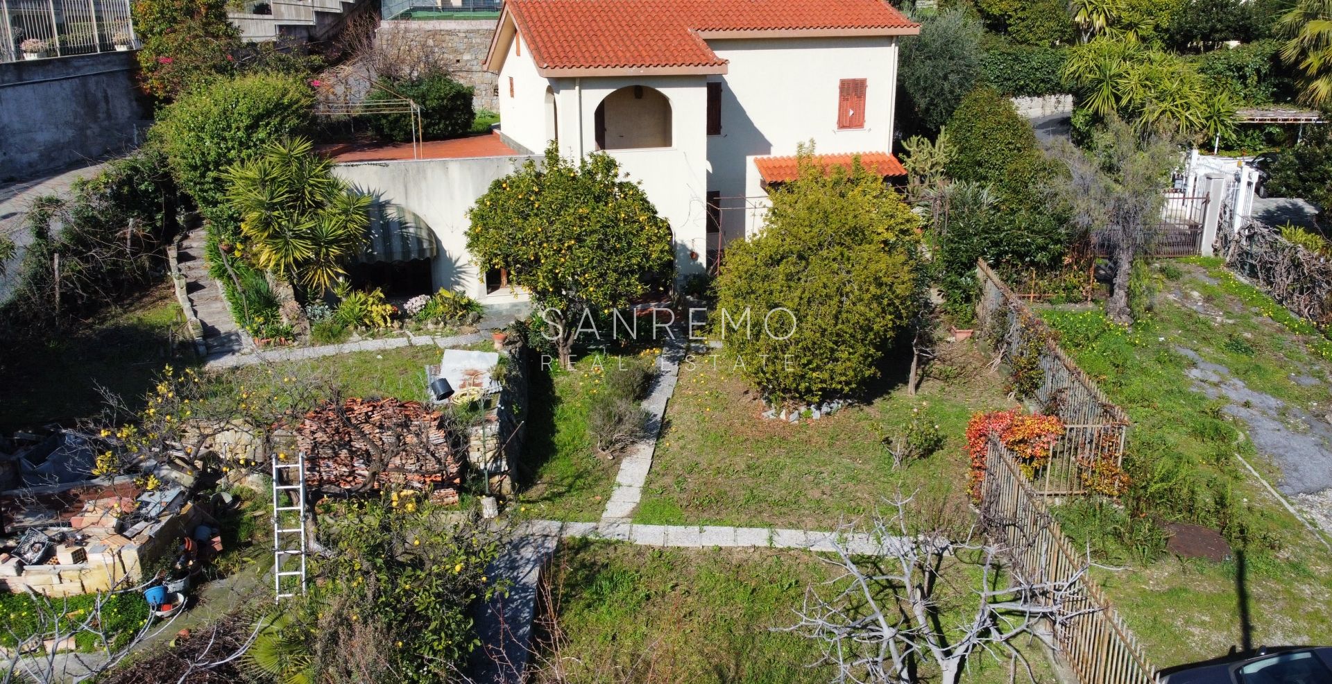 Дом с открытым видом на зелень, расположенный в тихом и спокойном месте