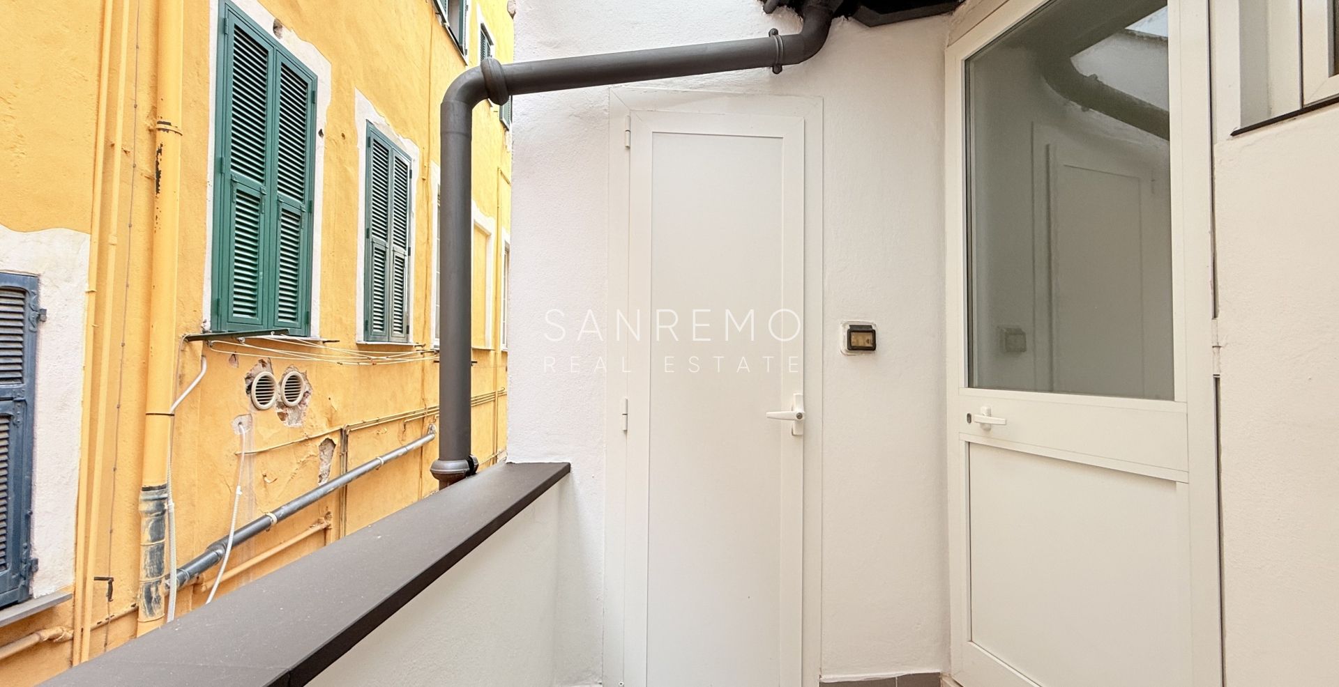 Характерная квартира в типичном лигурийском доме типа «cielo-terra», всего в нескольких шагах от Казино и главных улиц центра города.