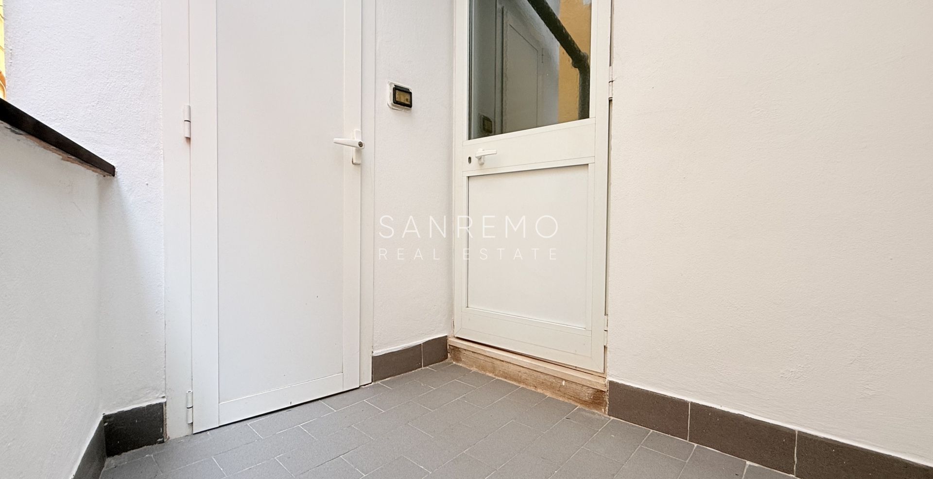 Характерная квартира в типичном лигурийском доме типа «cielo-terra», всего в нескольких шагах от Казино и главных улиц центра города.