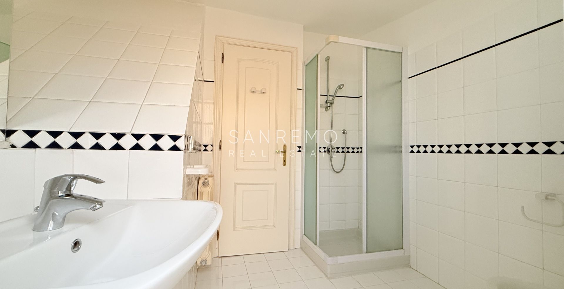 Характерная квартира в типичном лигурийском доме типа «cielo-terra», всего в нескольких шагах от Казино и главных улиц центра города.