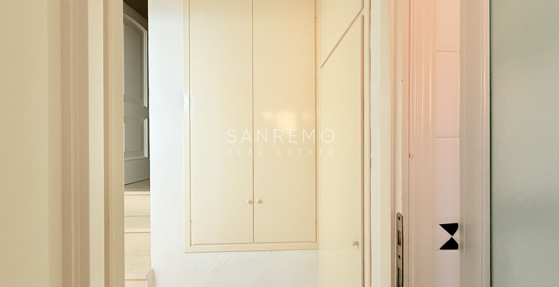 Характерная квартира в типичном лигурийском доме типа «cielo-terra», всего в нескольких шагах от Казино и главных улиц центра города.