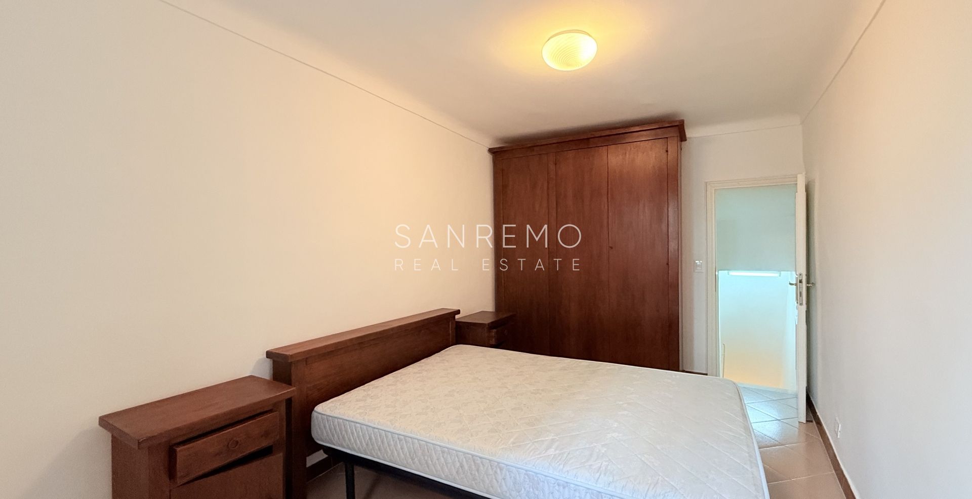 Характерная квартира в типичном лигурийском доме типа «cielo-terra», всего в нескольких шагах от Казино и главных улиц центра города.