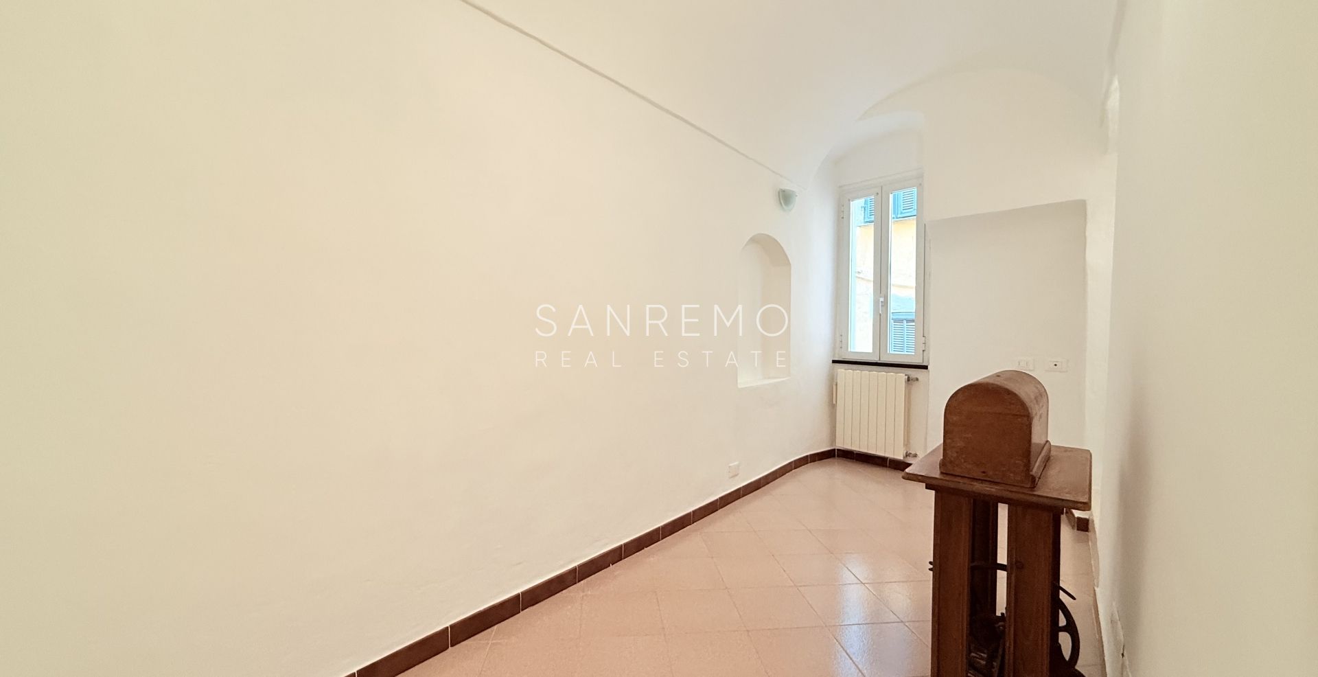 Характерная квартира в типичном лигурийском доме типа «cielo-terra», всего в нескольких шагах от Казино и главных улиц центра города.