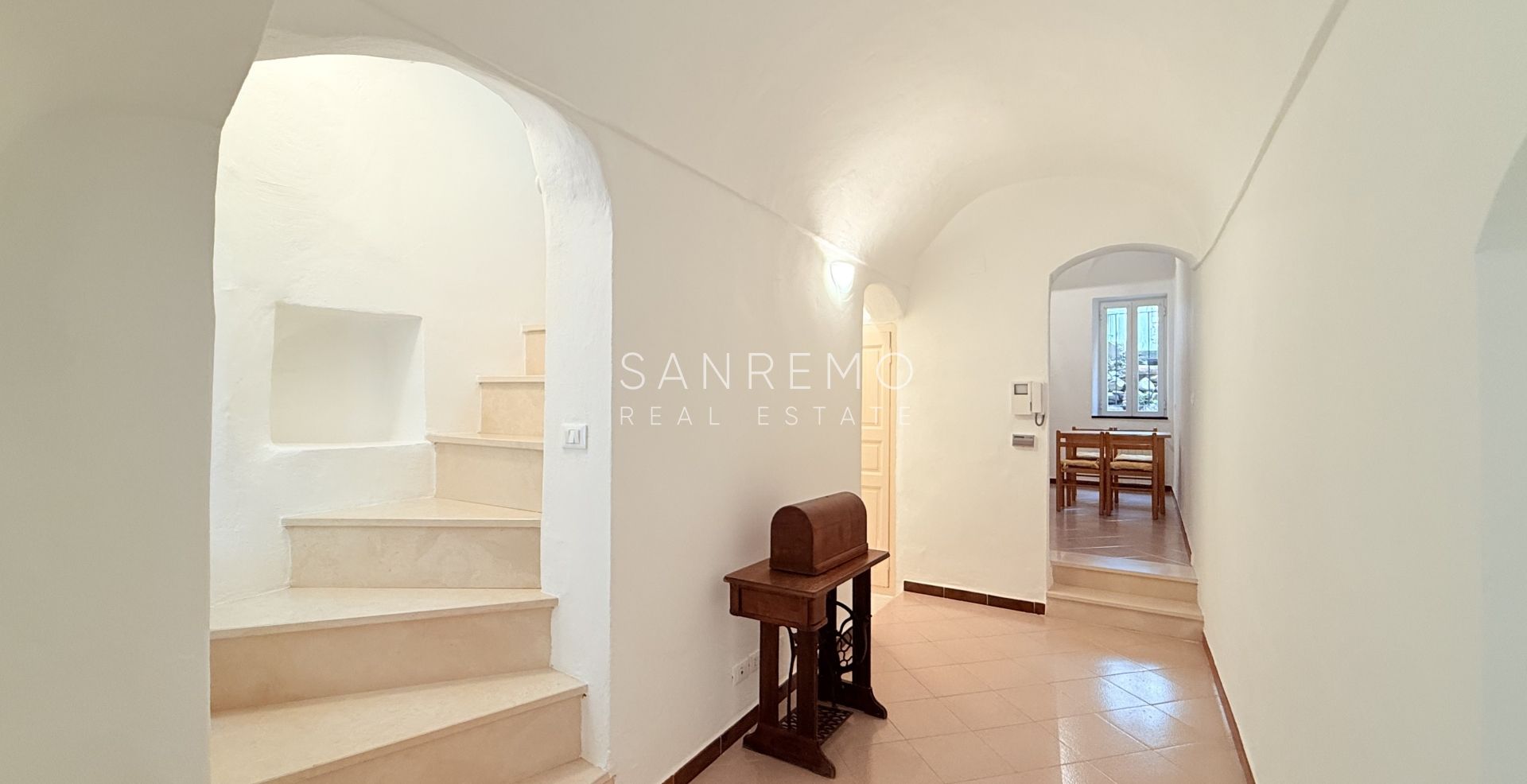 Характерная квартира в типичном лигурийском доме типа «cielo-terra», всего в нескольких шагах от Казино и главных улиц центра города.