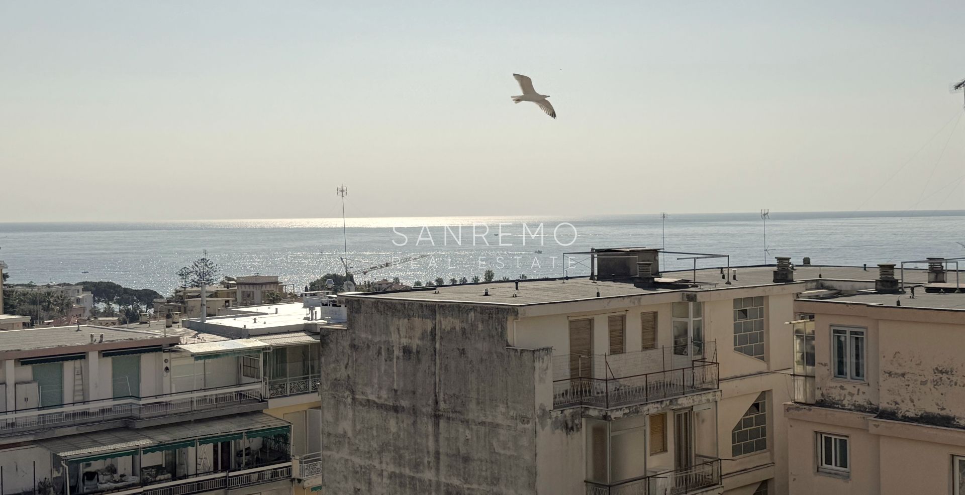 Очень светлая квартира с видом на море, в нескольких шагах от виллы Ормонд