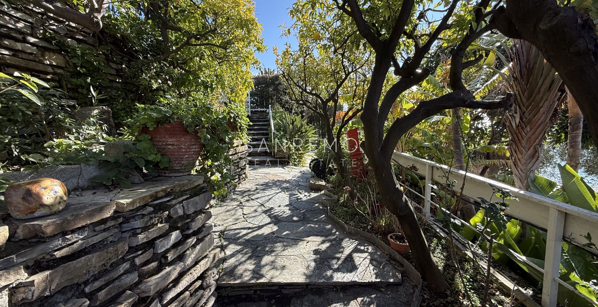 Прекрасная вилла, утопающая в частном саду, с захватывающим видом на море