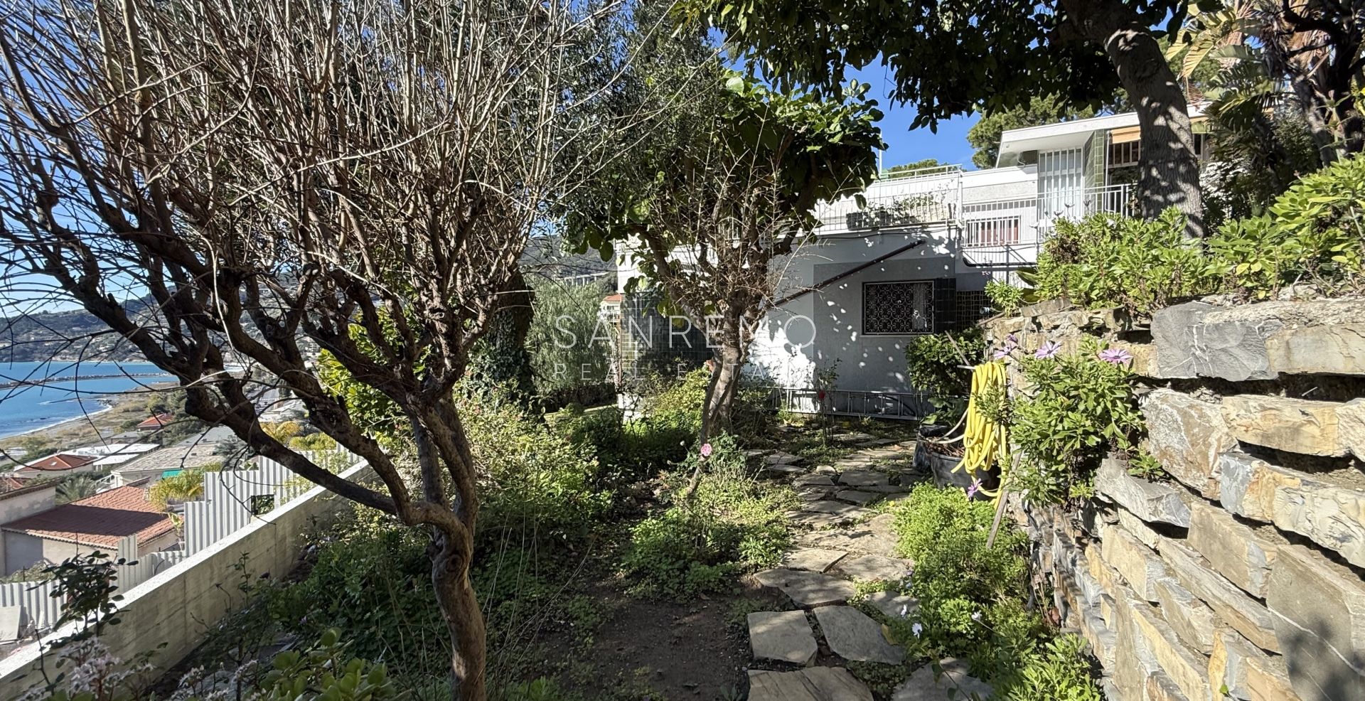 Прекрасная вилла, утопающая в частном саду, с захватывающим видом на море