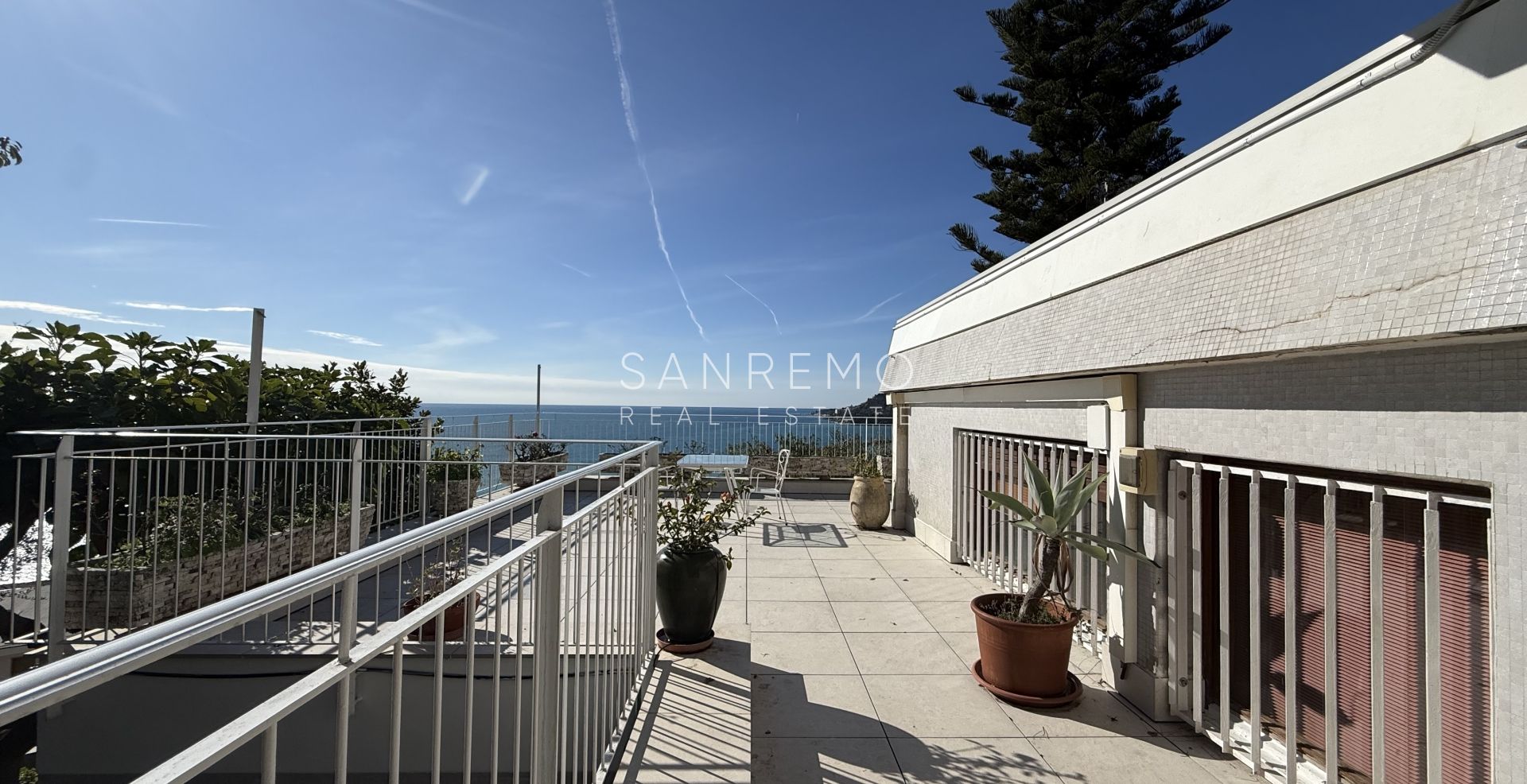 Прекрасная вилла, утопающая в частном саду, с захватывающим видом на море