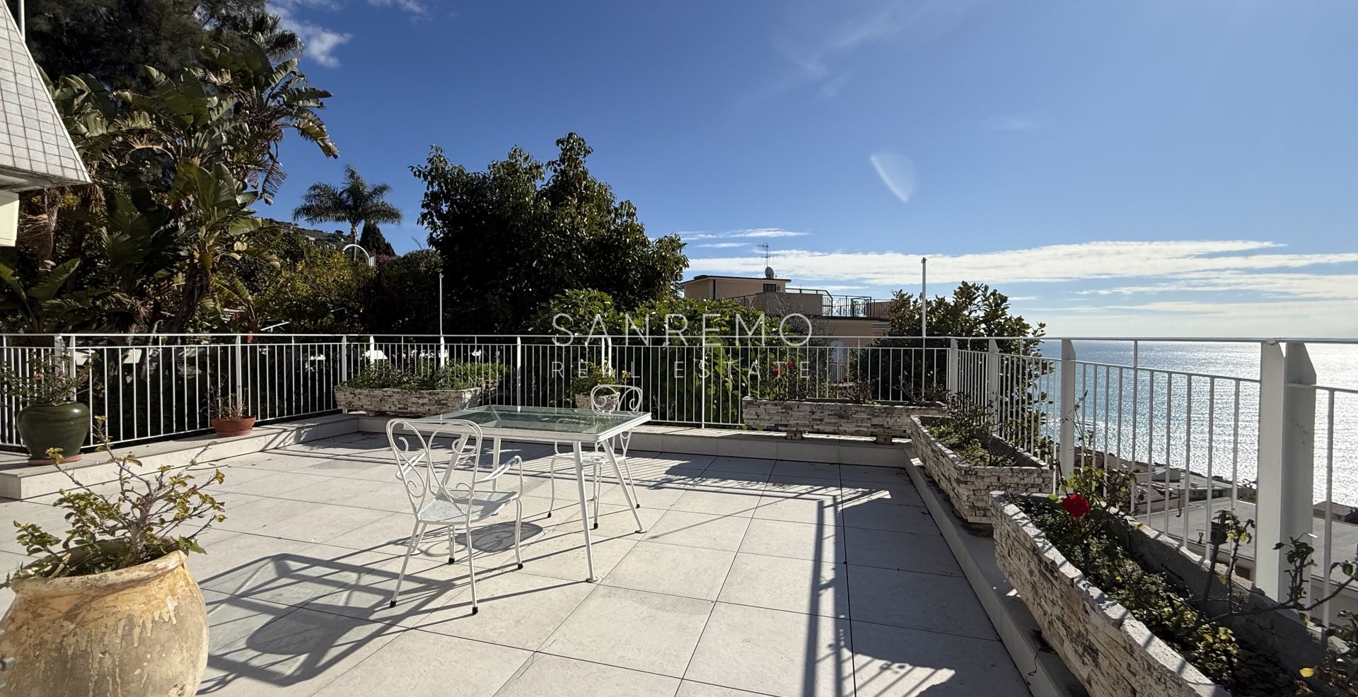 Прекрасная вилла, утопающая в частном саду, с захватывающим видом на море