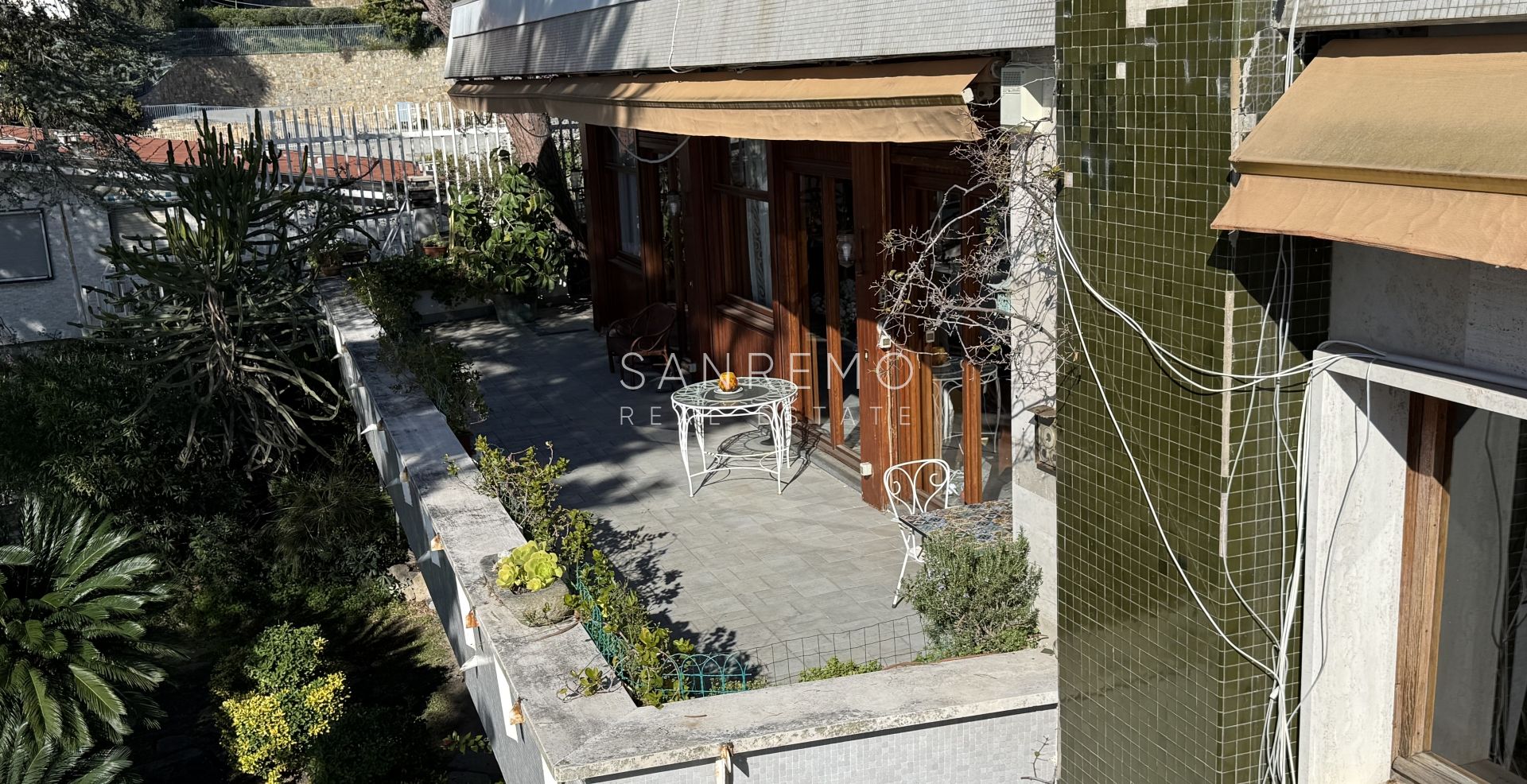 Прекрасная вилла, утопающая в частном саду, с захватывающим видом на море