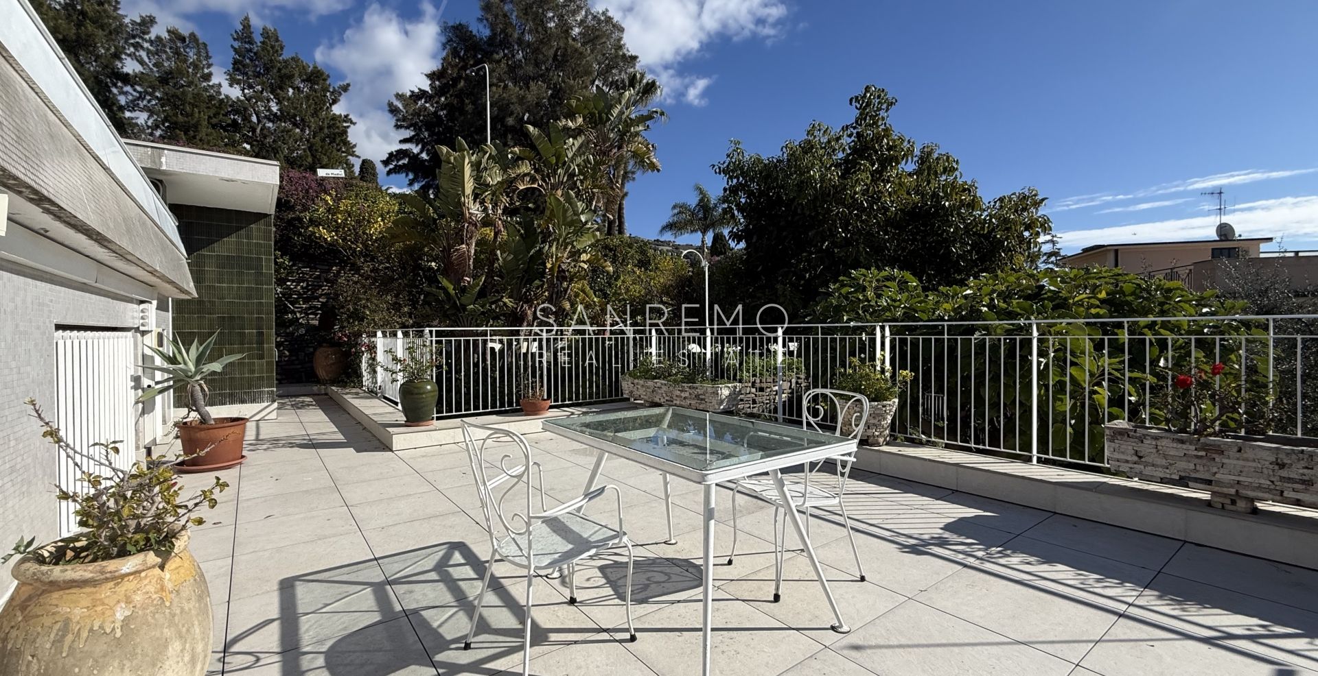 Прекрасная вилла, утопающая в частном саду, с захватывающим видом на море