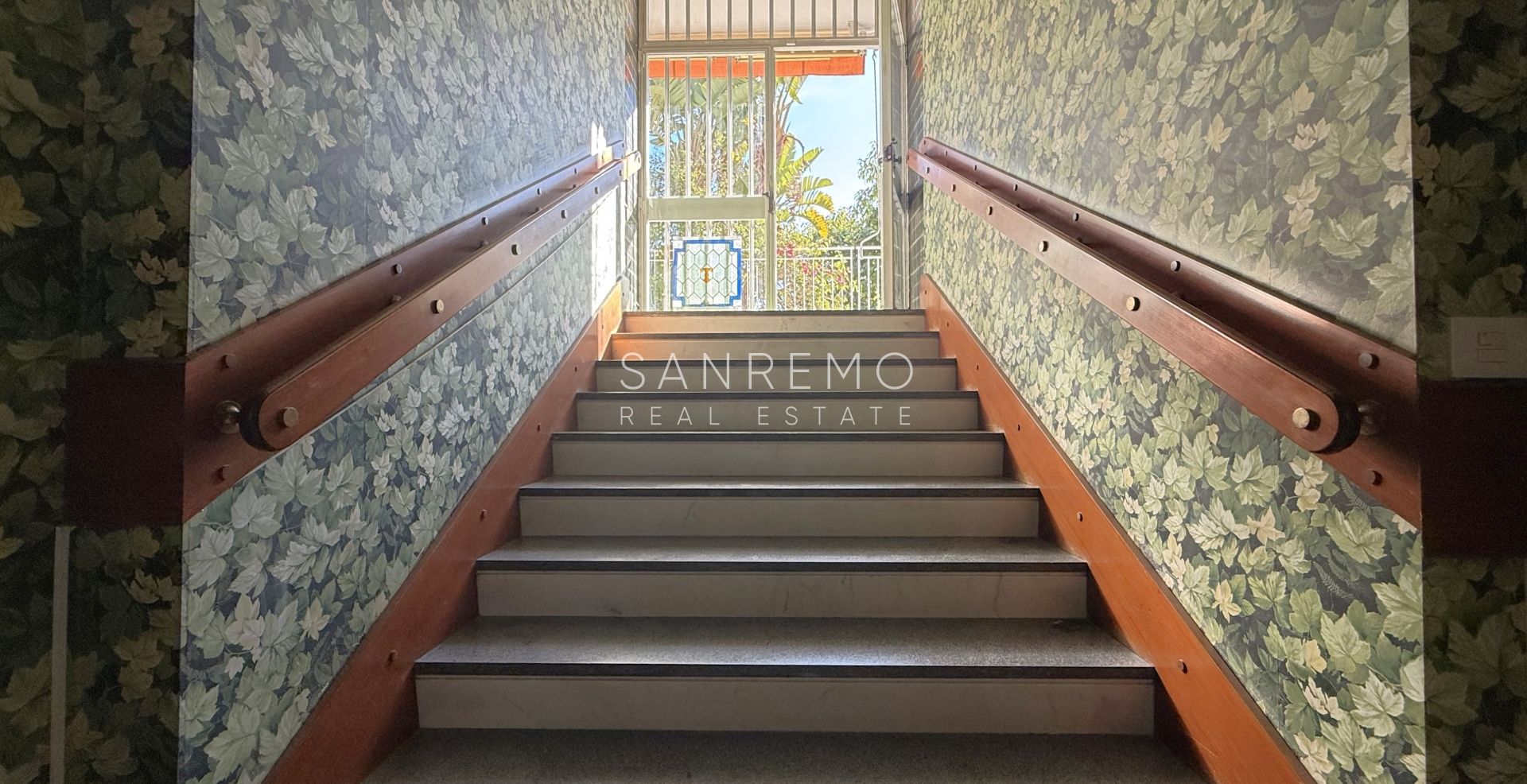 Прекрасная вилла, утопающая в частном саду, с захватывающим видом на море