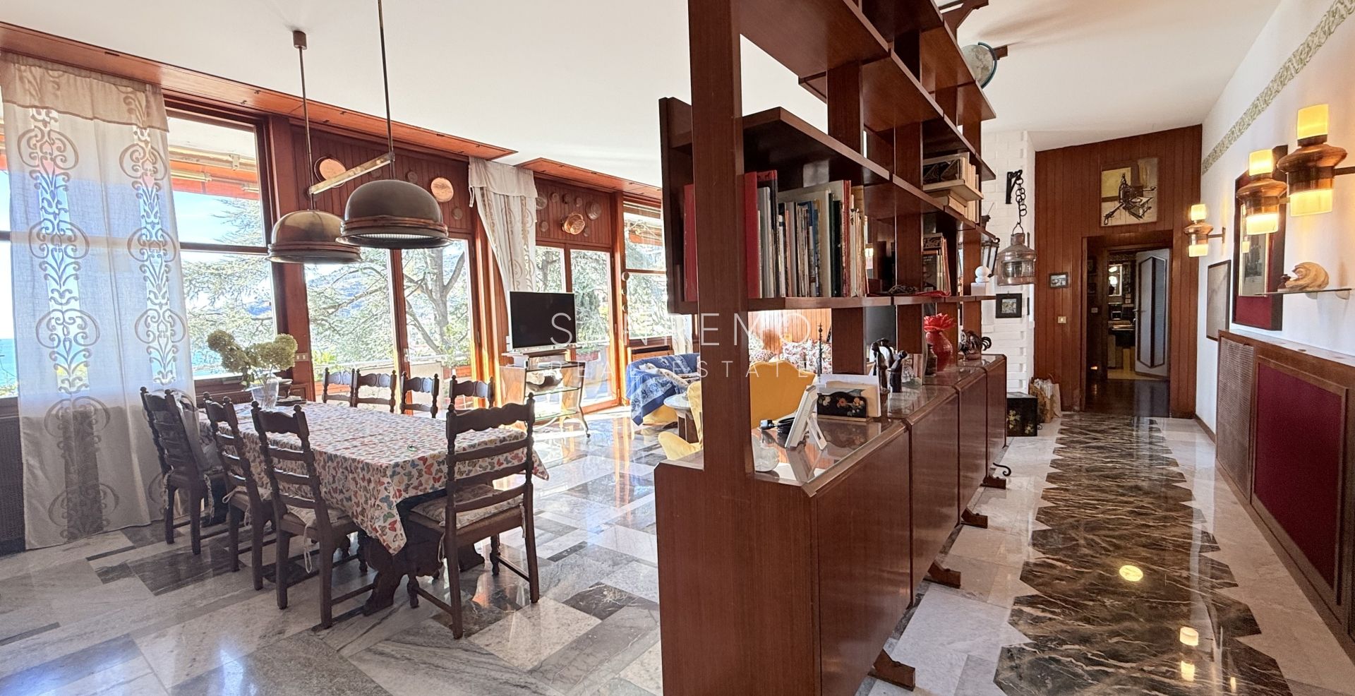 Прекрасная вилла, утопающая в частном саду, с захватывающим видом на море