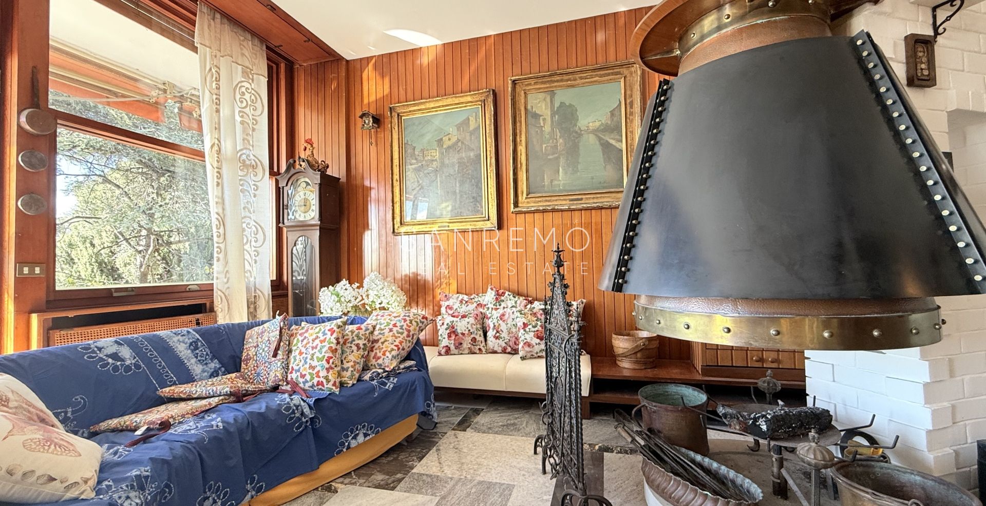 Прекрасная вилла, утопающая в частном саду, с захватывающим видом на море