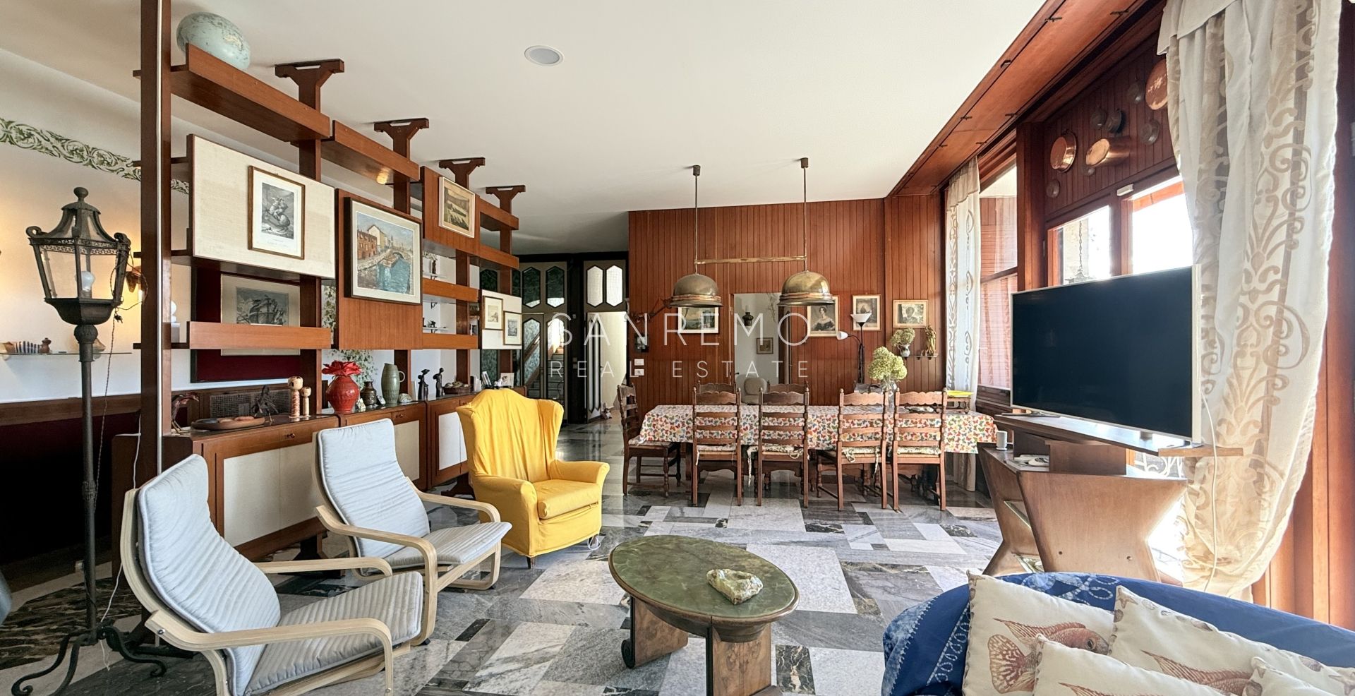 Прекрасная вилла, утопающая в частном саду, с захватывающим видом на море