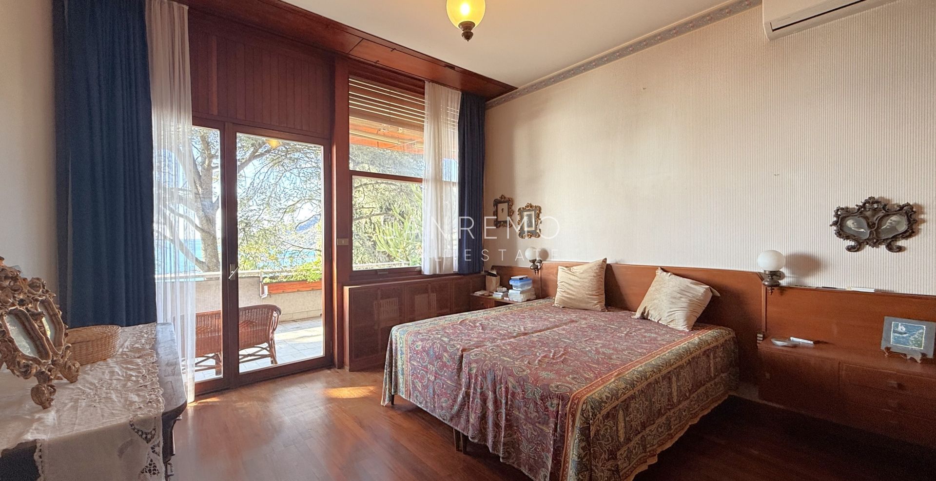 Прекрасная вилла, утопающая в частном саду, с захватывающим видом на море