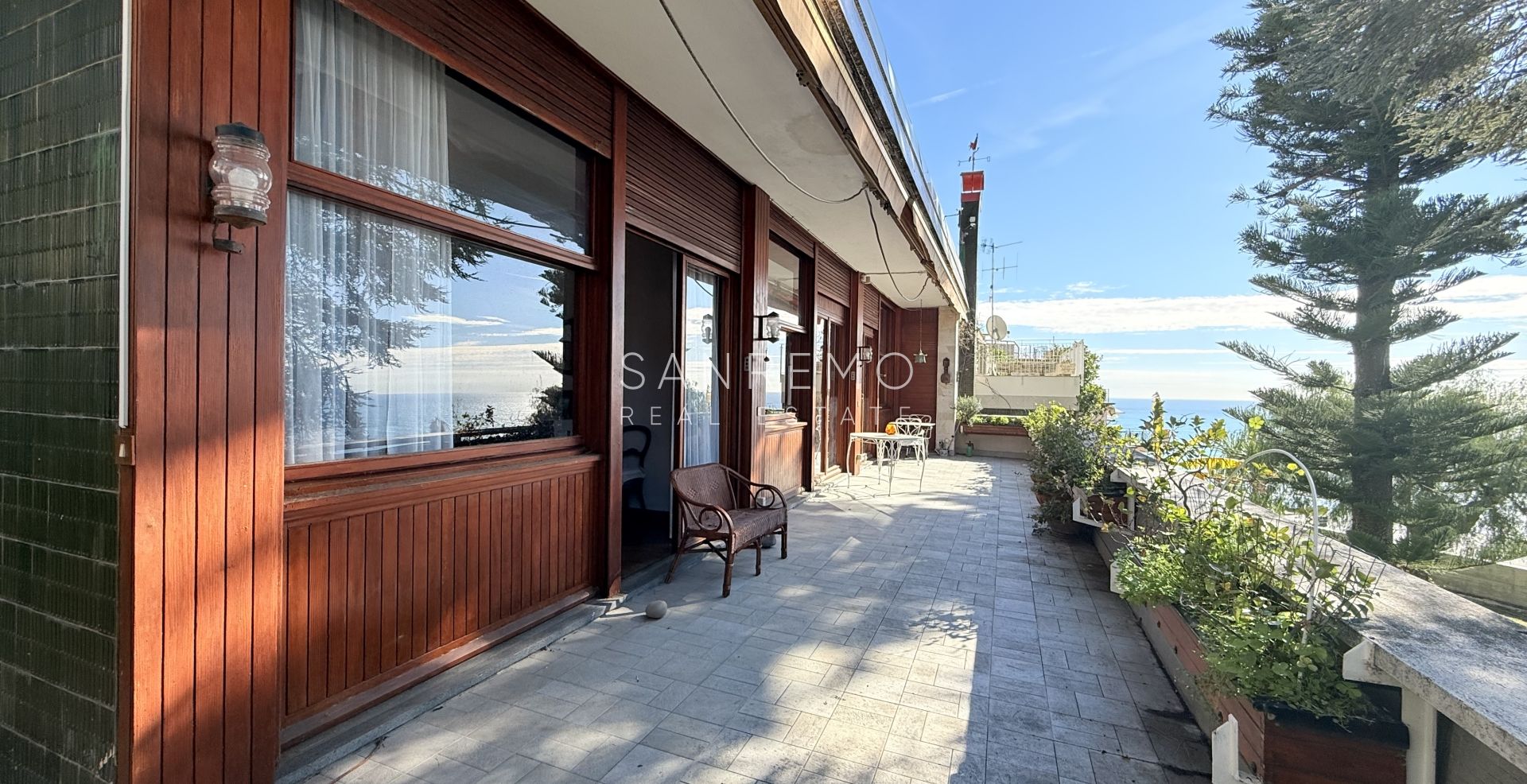 Прекрасная вилла, утопающая в частном саду, с захватывающим видом на море