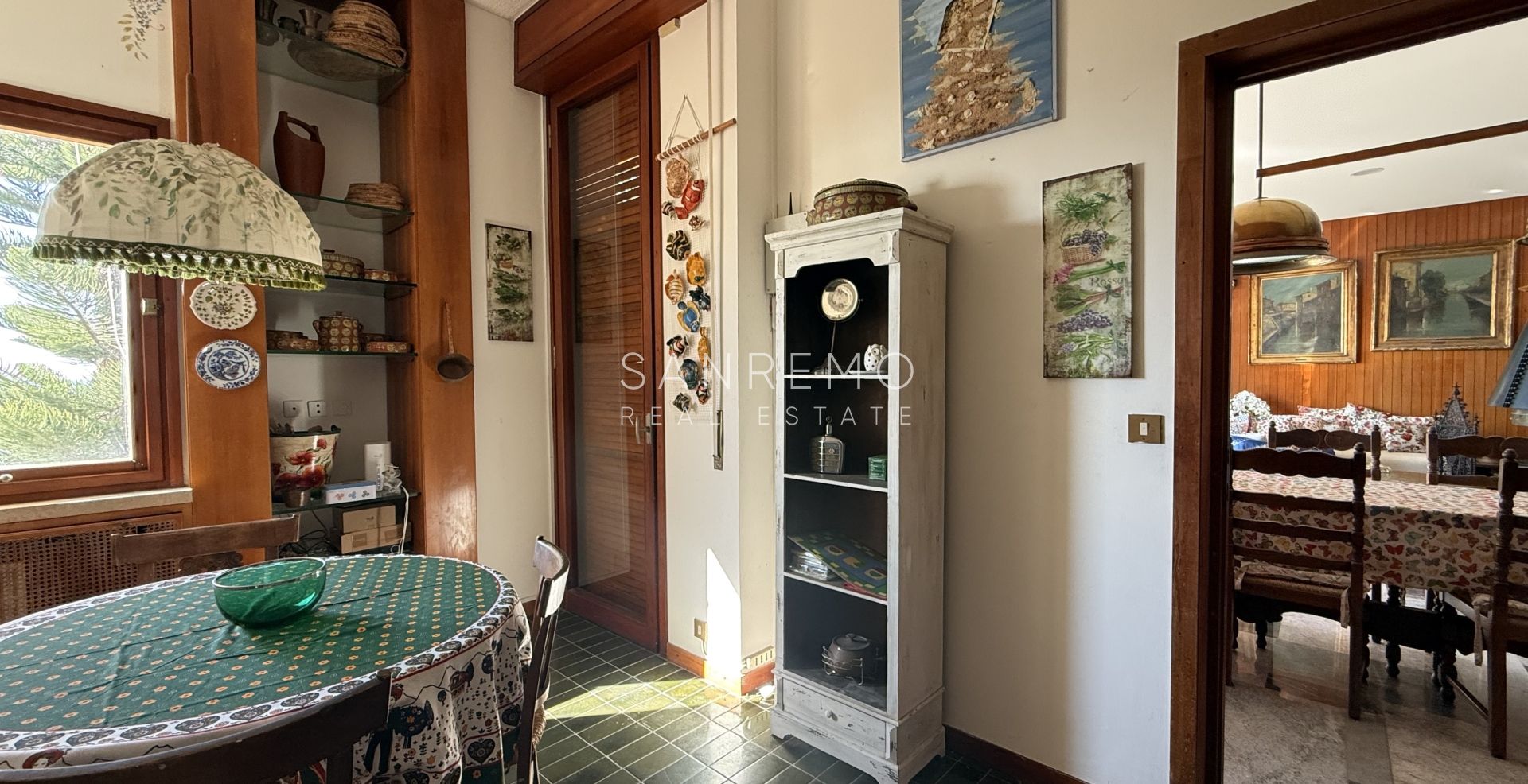 Прекрасная вилла, утопающая в частном саду, с захватывающим видом на море