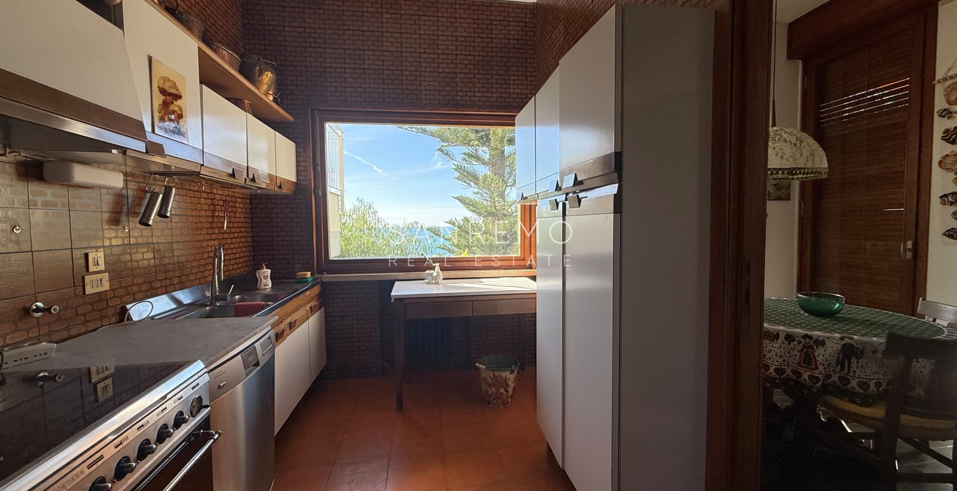 Прекрасная вилла, утопающая в частном саду, с захватывающим видом на море