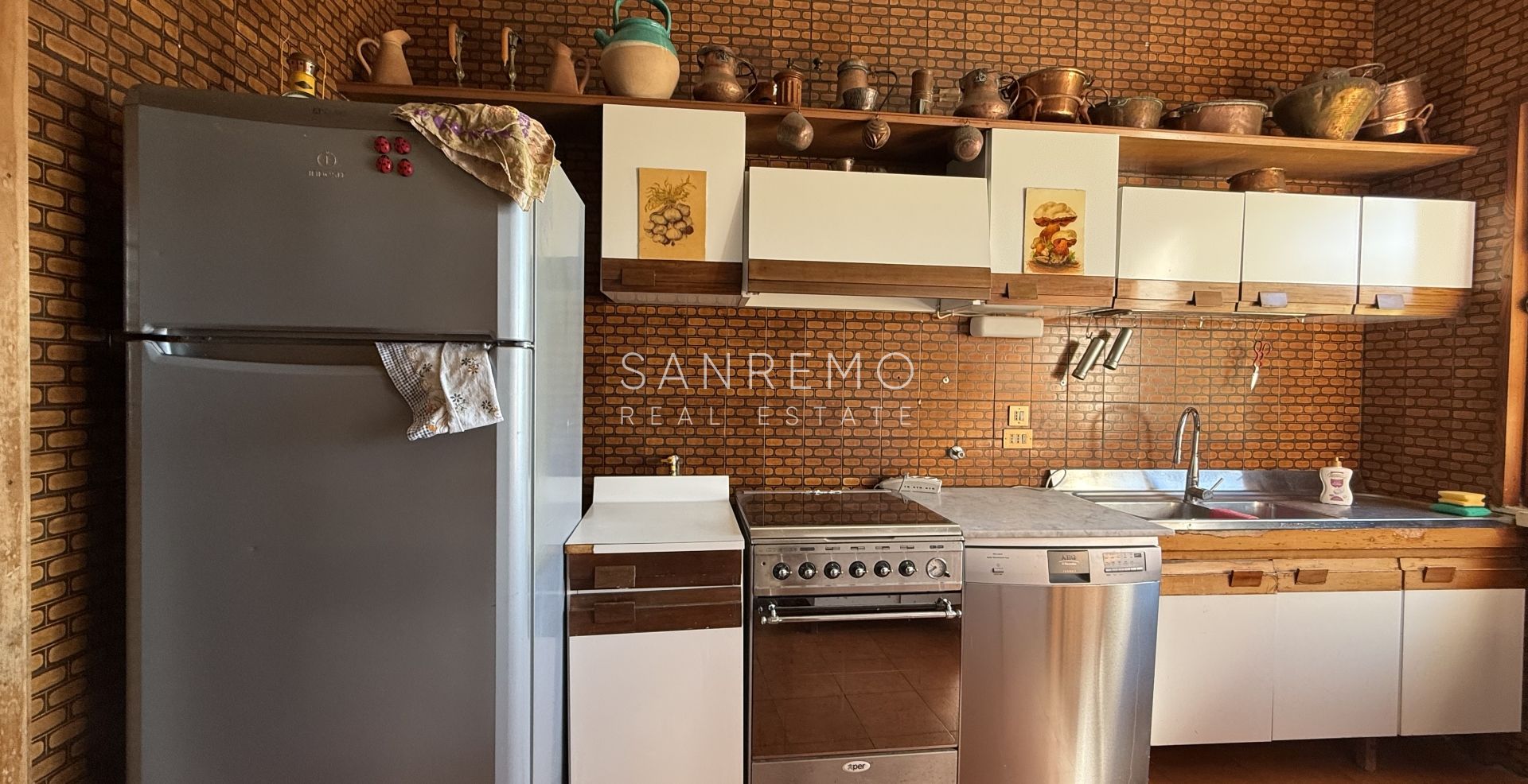 Прекрасная вилла, утопающая в частном саду, с захватывающим видом на море