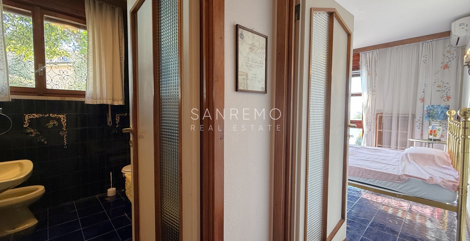 Прекрасная вилла, утопающая в частном саду, с захватывающим видом на море