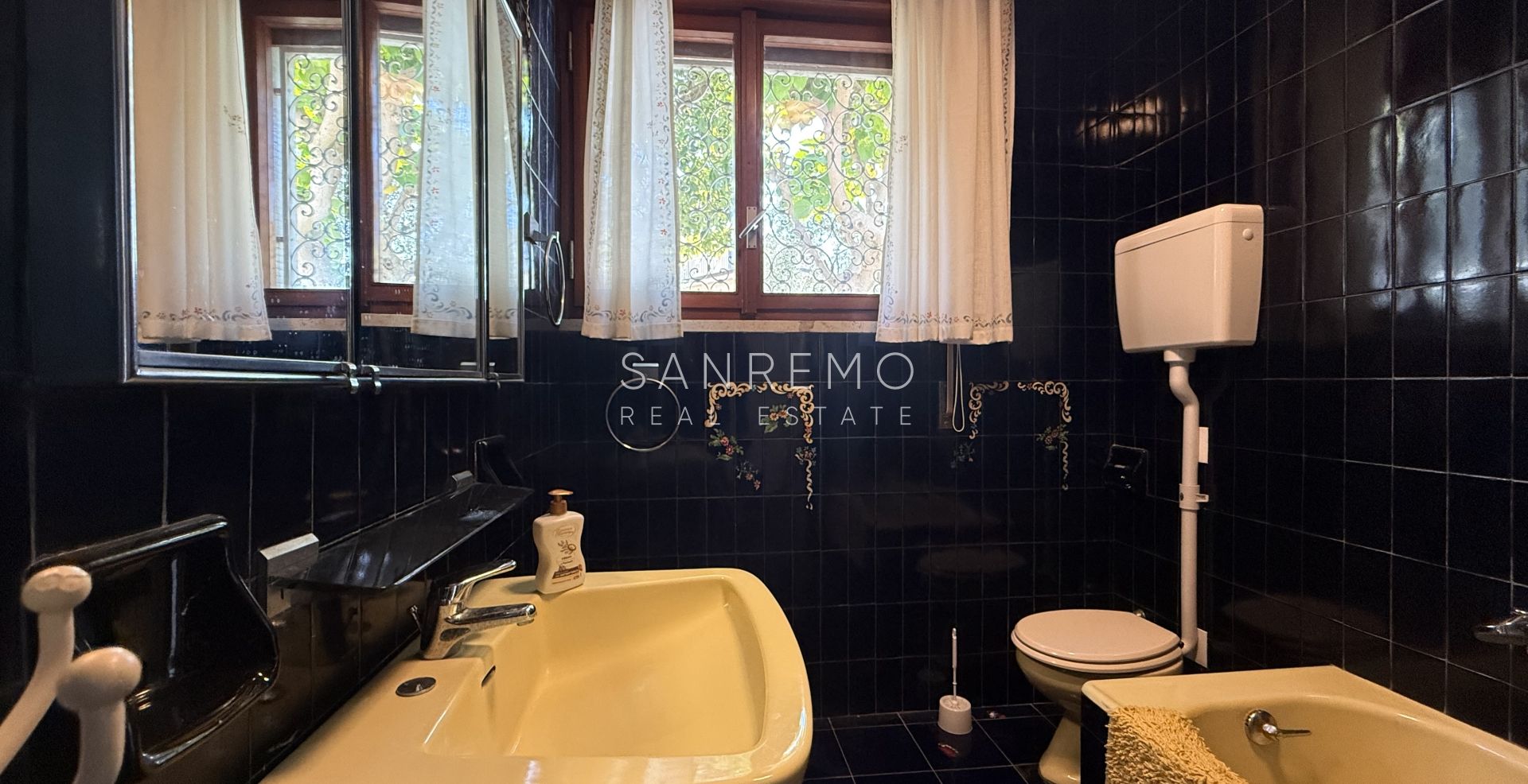 Прекрасная вилла, утопающая в частном саду, с захватывающим видом на море