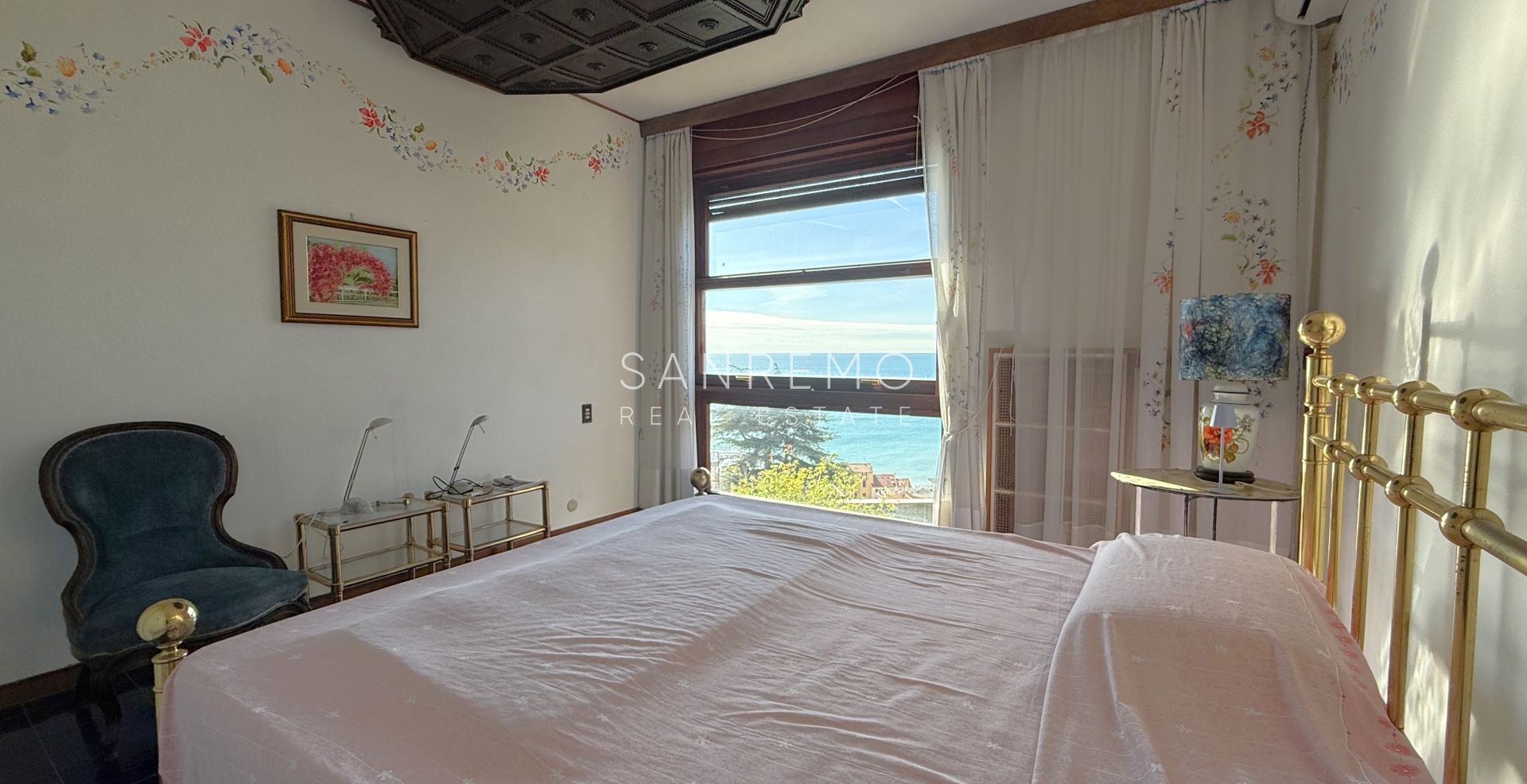 Прекрасная вилла, утопающая в частном саду, с захватывающим видом на море