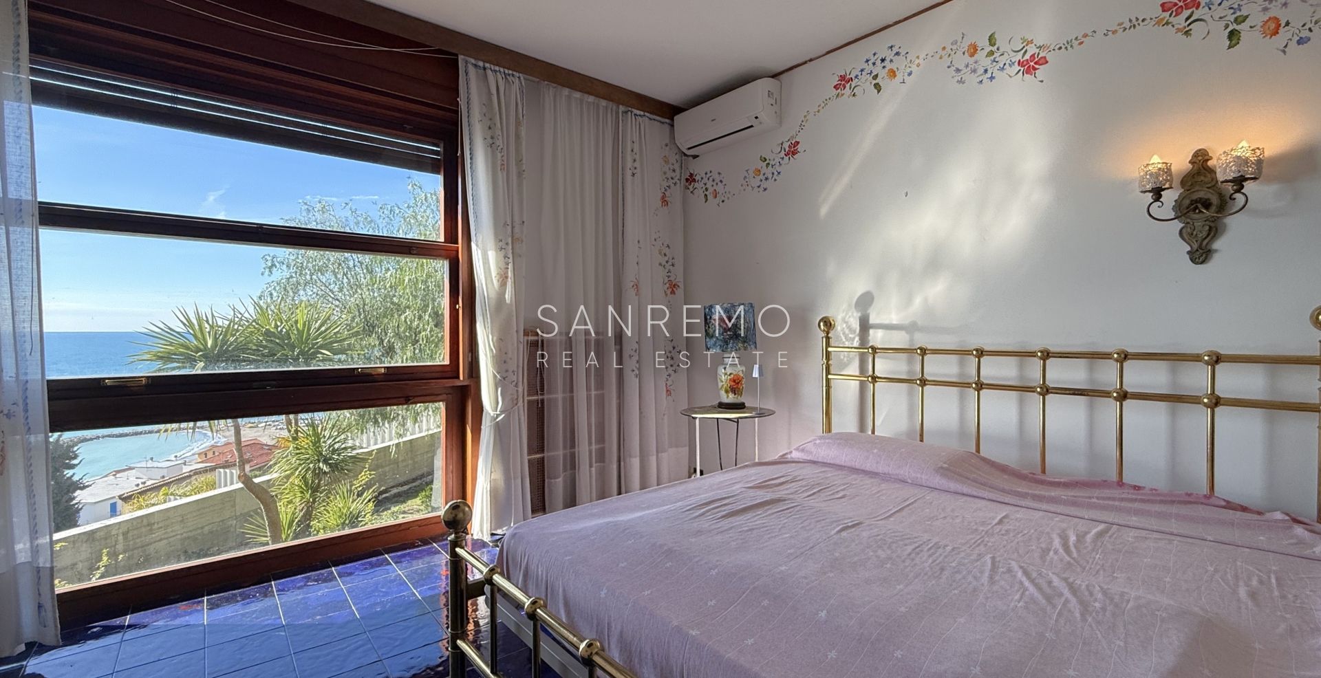 Прекрасная вилла, утопающая в частном саду, с захватывающим видом на море