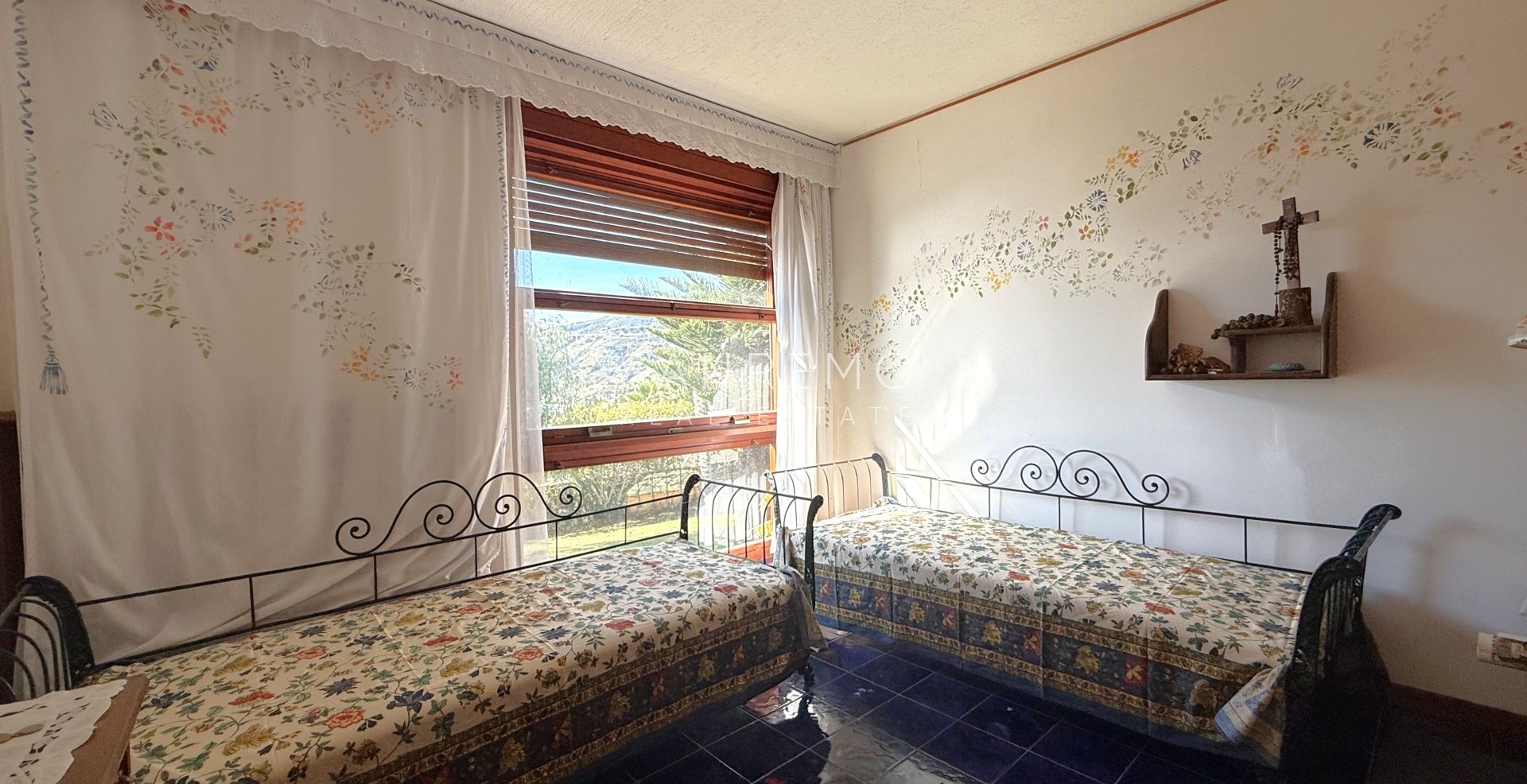 Прекрасная вилла, утопающая в частном саду, с захватывающим видом на море