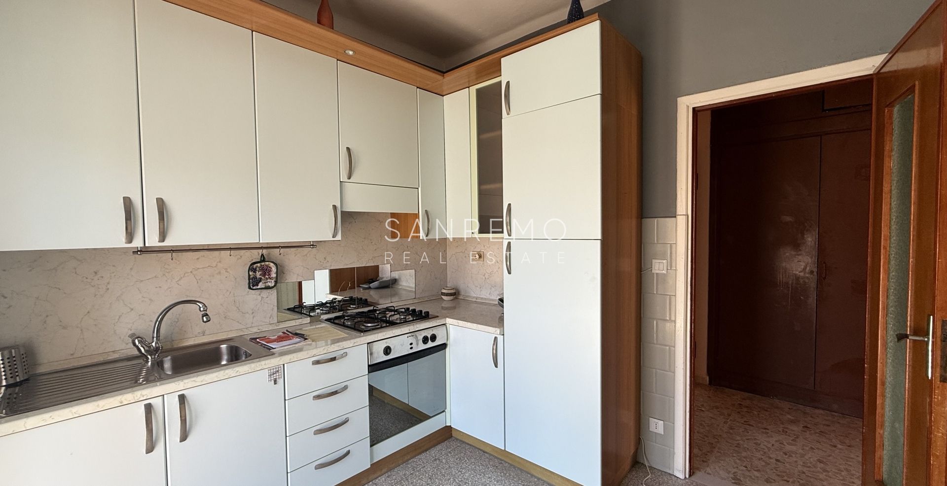 Просторная и светлая двухкомнатная квартира с большой террасой