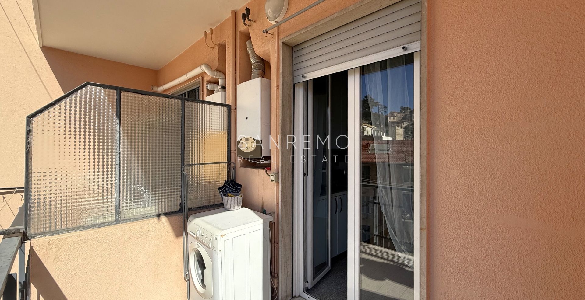 Просторная и светлая двухкомнатная квартира с большой террасой