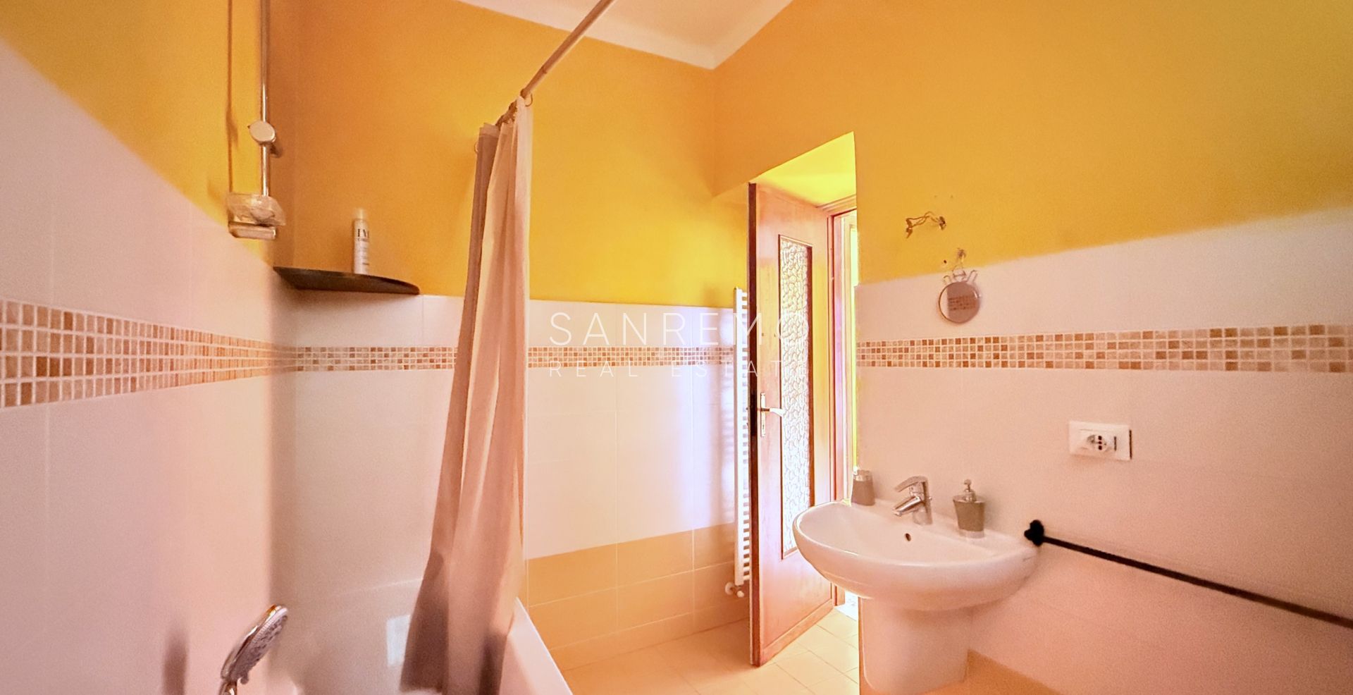 Просторная и светлая двухкомнатная квартира с большой террасой